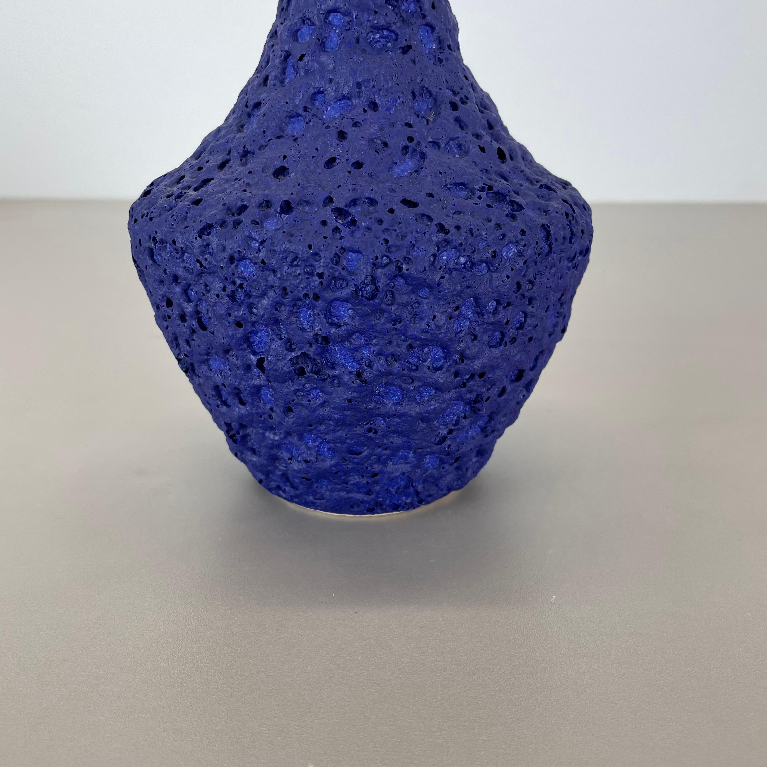Blaue brutalistische Vase aus farbenfroher Keramik von Silberdistel, W. Germany, 1950er Jahre im Angebot 1