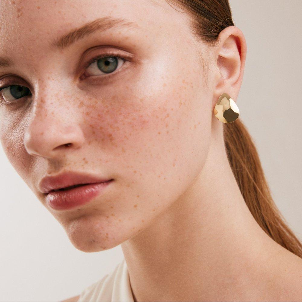 Introducing the 14K Solid Gold Abstract Concave Stud Earrings, a testament to Orena Jewelry's dedication to fine craftsmanship and contemporary design. Each earring is carefully shaped by our expert artisans, showcasing a modern take on the classic