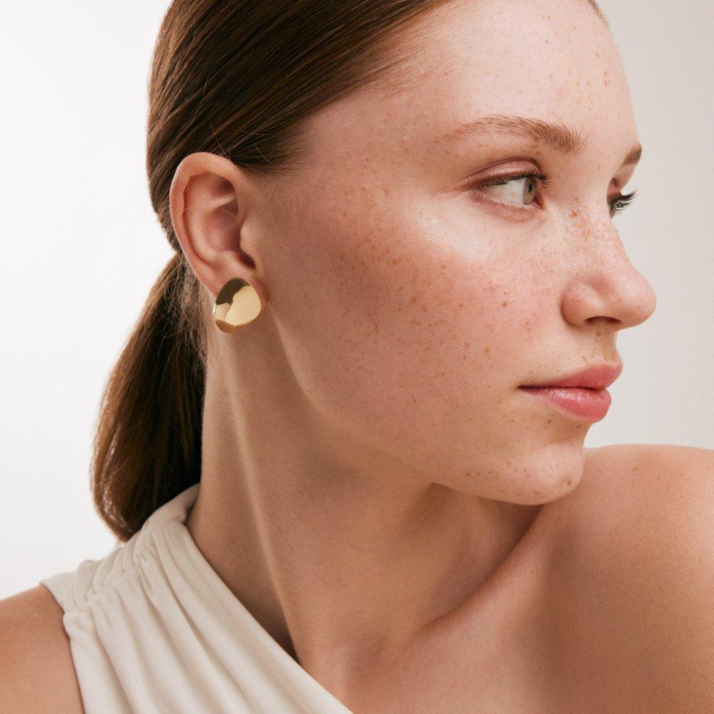 Abstract Concave Stud Earrings in 14K Solid Yellow Gold In New Condition For Sale In New York, NY