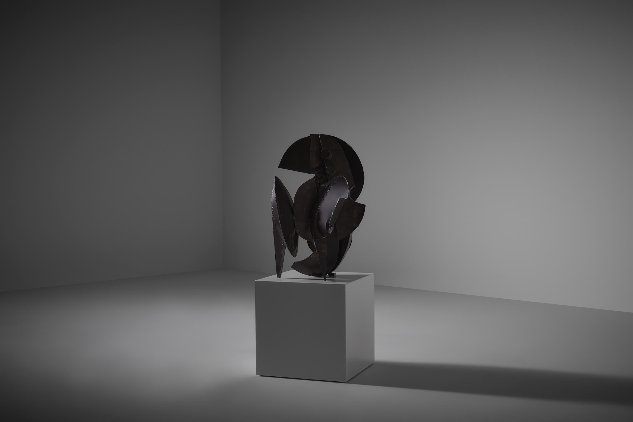 Abstract constructivist sculpture in metal by Sergio Ponzio IV, Italy 1971. The sculpture is composed of bent and modelled patinated zinc sheets soldered together to create a sculpture great three dimensional volume with a variety of intriguing