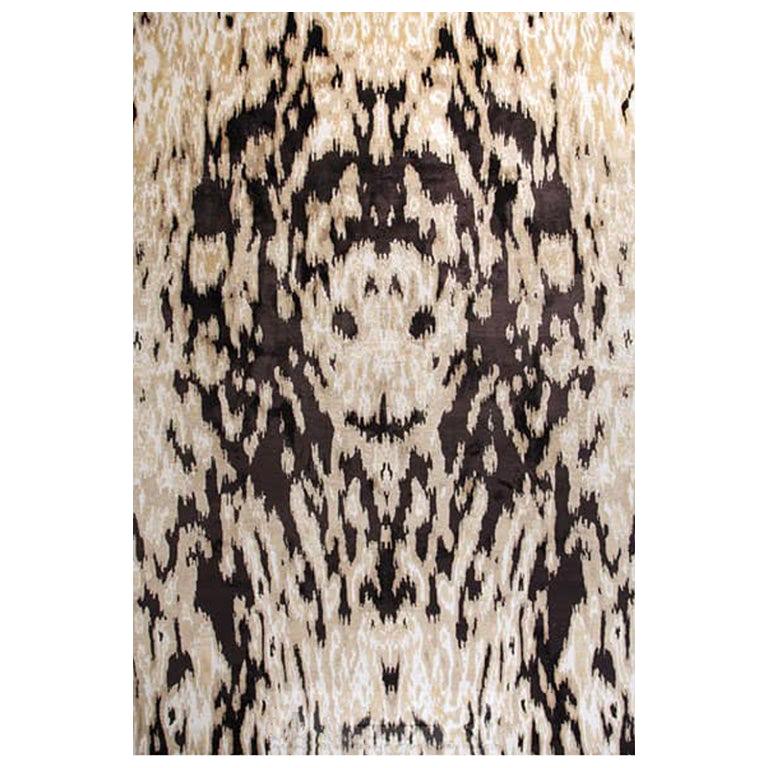 Tapis contemporain abstrait en brun beige, fait à la main en soie de laine, "Roar".