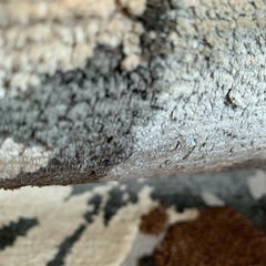 Abstrakter Contemporary Area Rug in Browns Handgefertigt aus Seide und Wolle, "Opium"