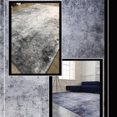 Tappeto contemporaneo astratto in grigio blu, realizzato a mano in seta di bambù, "Concrete".