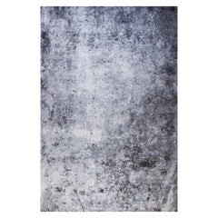 Tappeto contemporaneo astratto in grigio blu, realizzato a mano in seta di bambù, "Concrete".