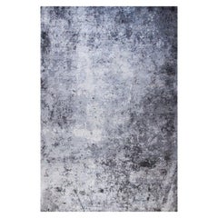 Tapis contemporain abstrait en bleu gris, fait à la main en soie de bambou, "Concrete".