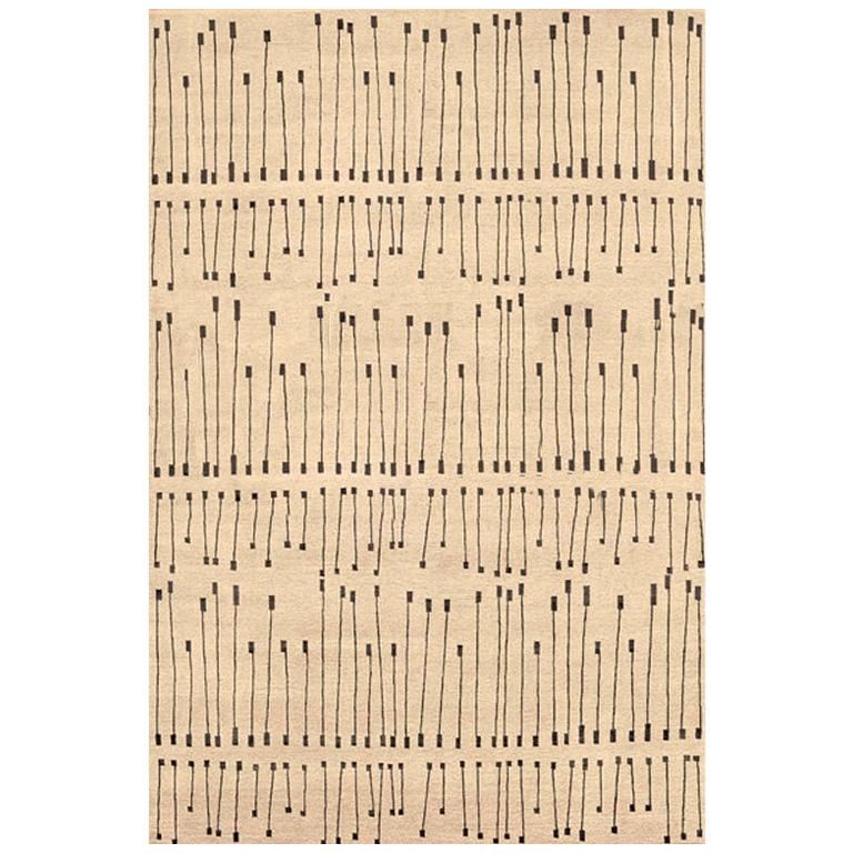 Tapis contemporain abstrait en ivoire fait à la main en soie et en laine "Pieces"