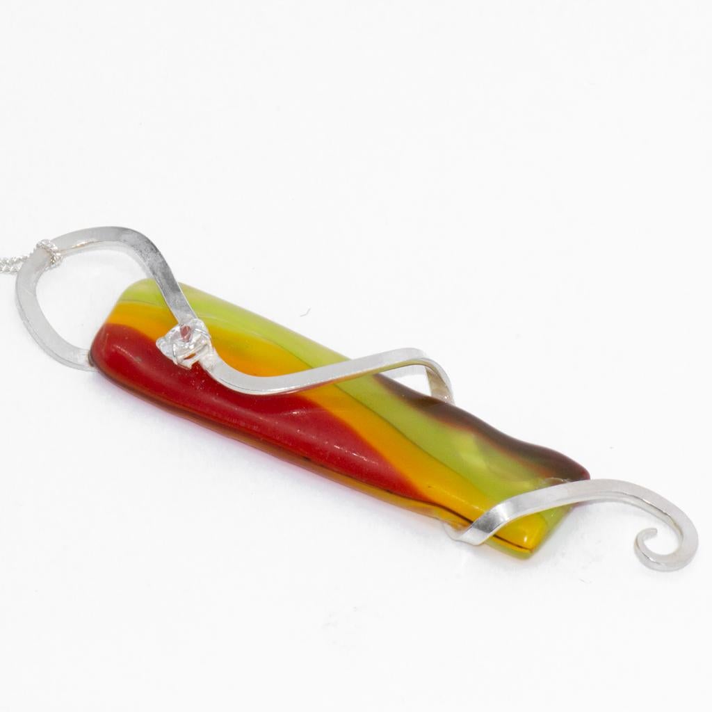Taglio ovale Ciondolo astratto contemporaneo Art Nouveau in argento con vetro tricolore e pietre preziose in vendita