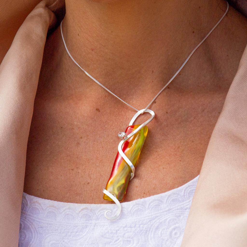 Ciondolo astratto contemporaneo Art Nouveau in argento con vetro tricolore e pietre preziose In condizioni Nuovo in vendita a L-Għarb, MT