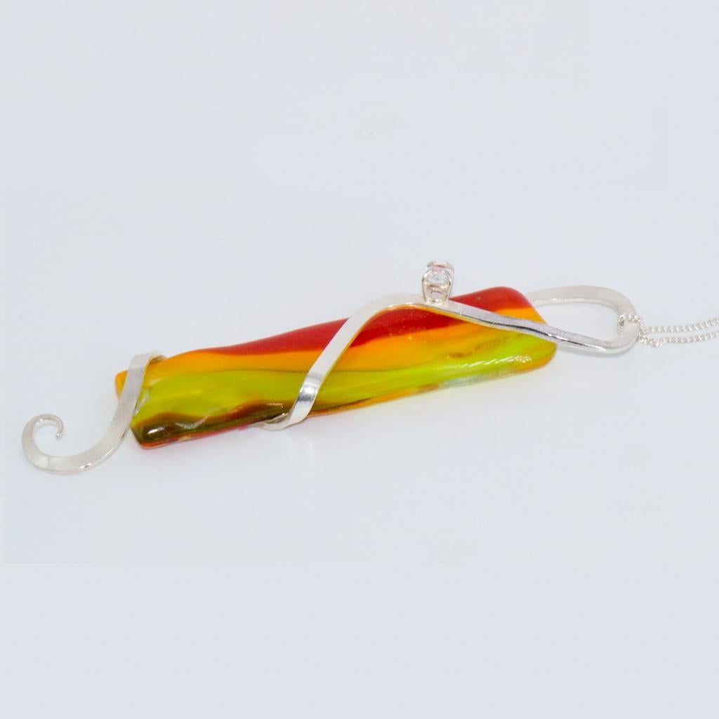 Donna Ciondolo astratto contemporaneo Art Nouveau in argento con vetro tricolore e pietre preziose in vendita