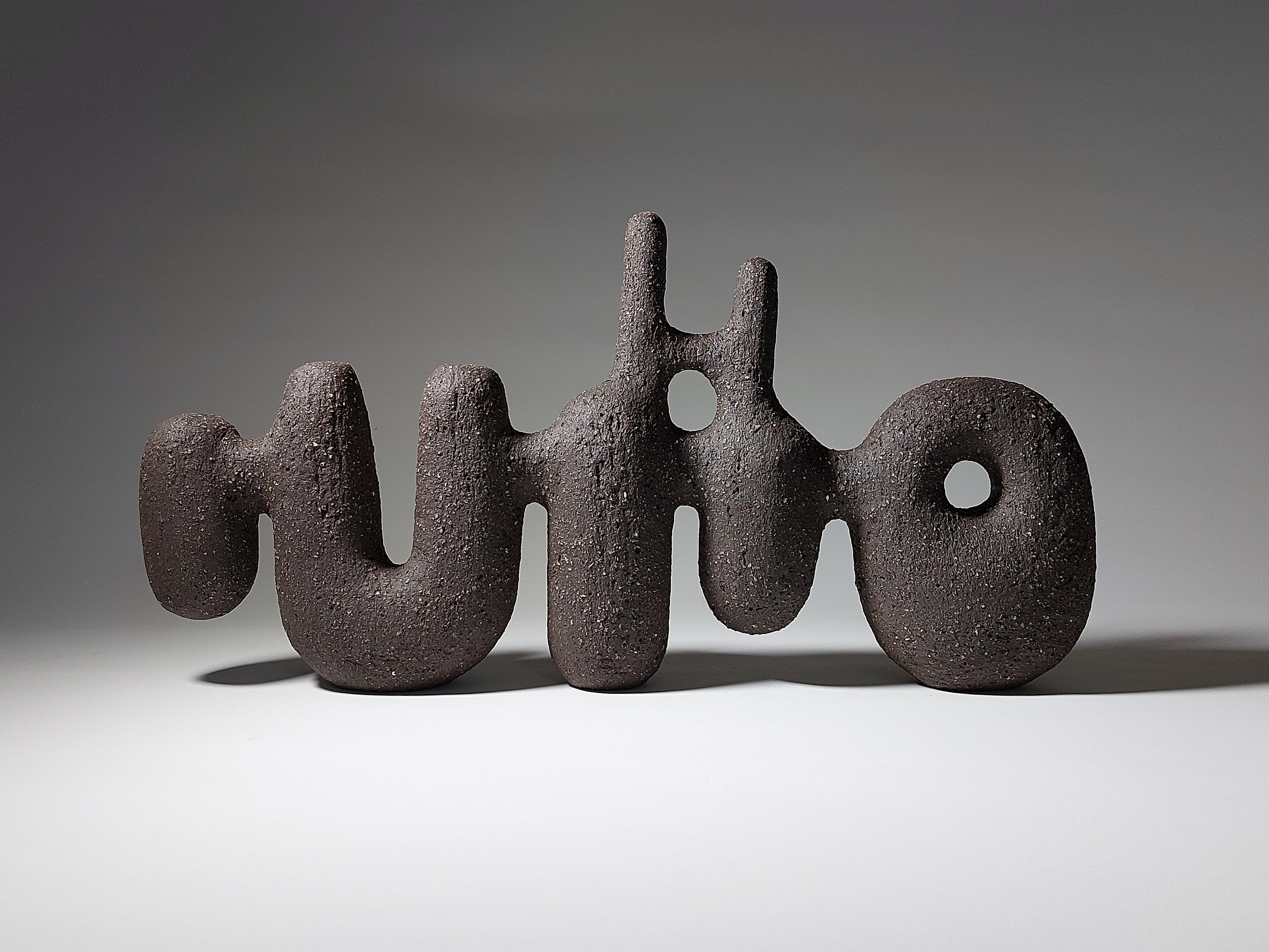 Abstrakte Contemporary Ceramic Sculpture von Rachel Peters, Black Clay, Vorrätig.

Keramische Skulptur ohne Titel 196

Diese abstrakte Skulptur wurde von Hand aus schwarzem Vulcan-Steinzeugton nach der traditionellen Methode des Wickelns