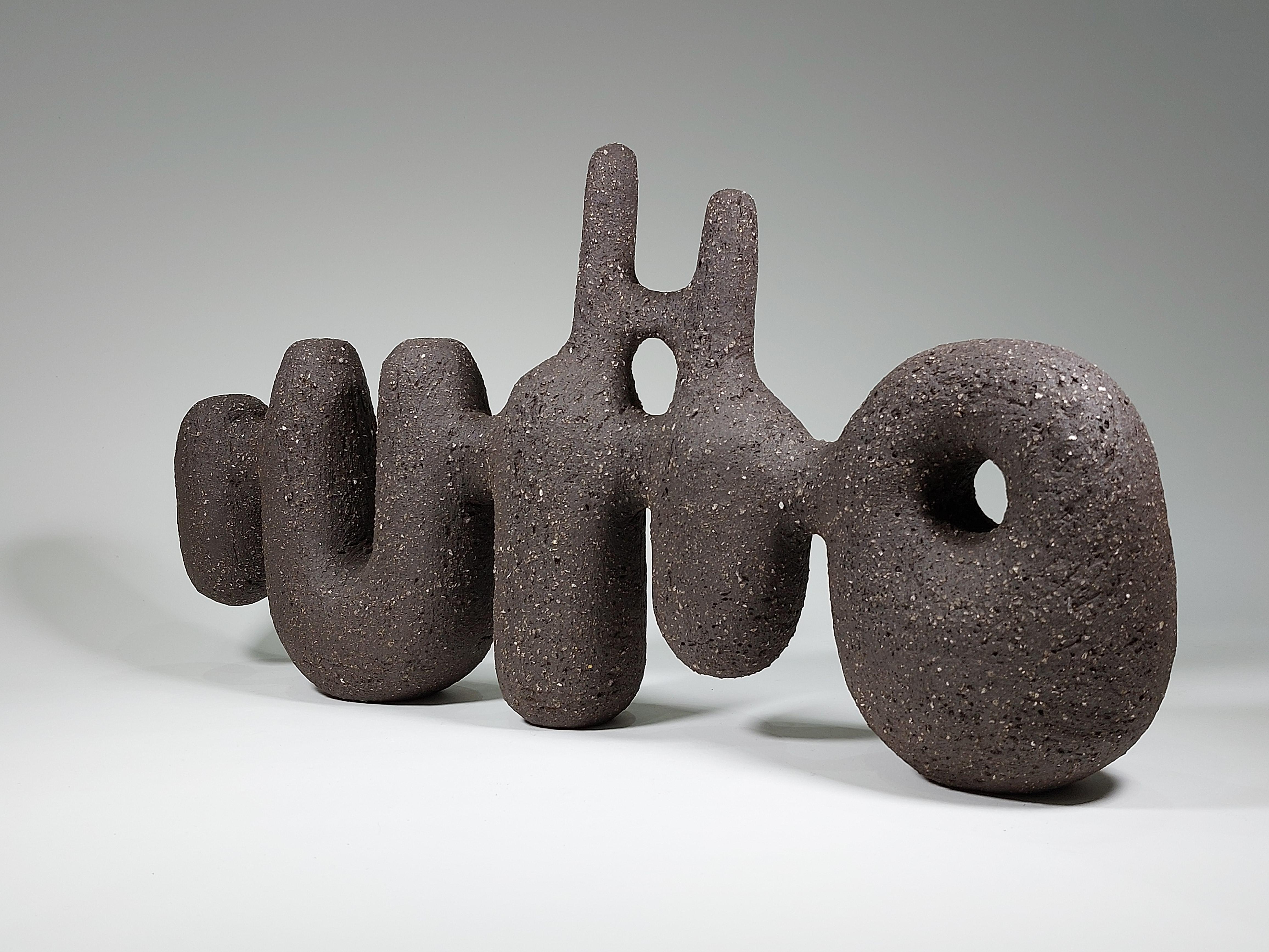 Abstrakte Contemporary Ceramic Sculpture von Rachel Peters, Schwarze Tonerde, Vorrätig (Moderne) im Angebot