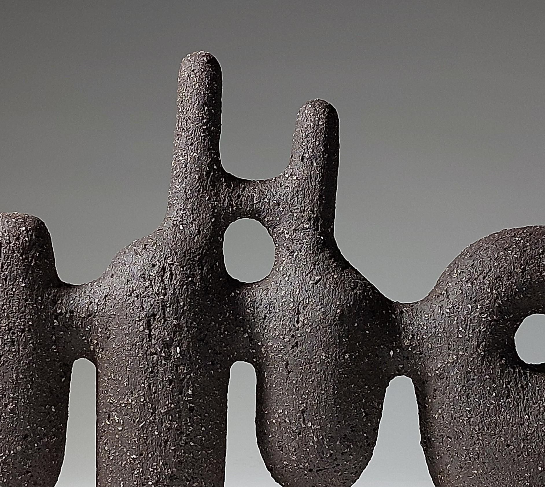 Abstrakte Contemporary Ceramic Sculpture von Rachel Peters, Schwarze Tonerde, Vorrätig (Britisch) im Angebot