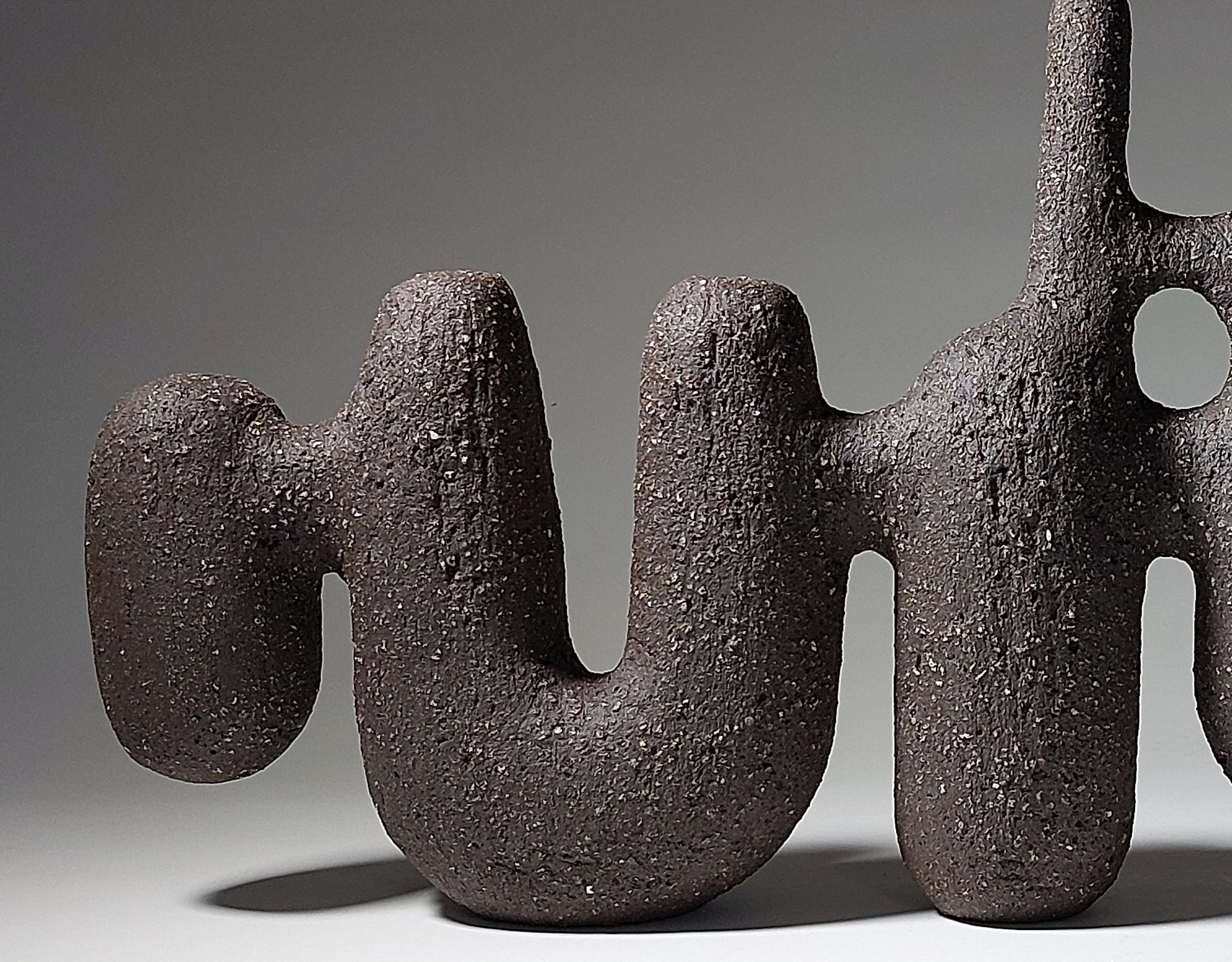 Abstrakte Contemporary Ceramic Sculpture von Rachel Peters, Schwarze Tonerde, Vorrätig (Handgefertigt) im Angebot