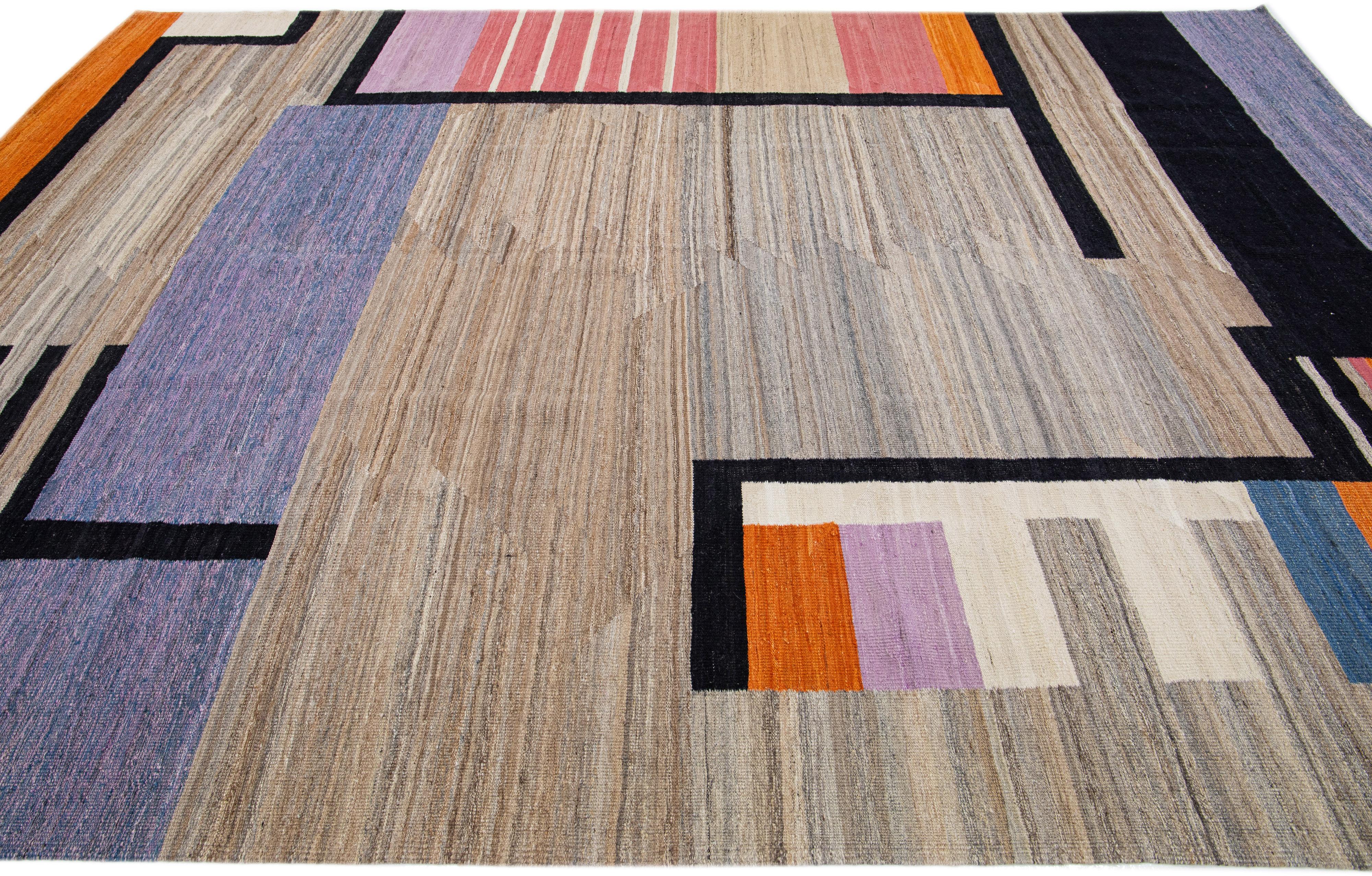 Noué à la main Tapis Kilim contemporain abstrait en laine avec champ multicolore  en vente