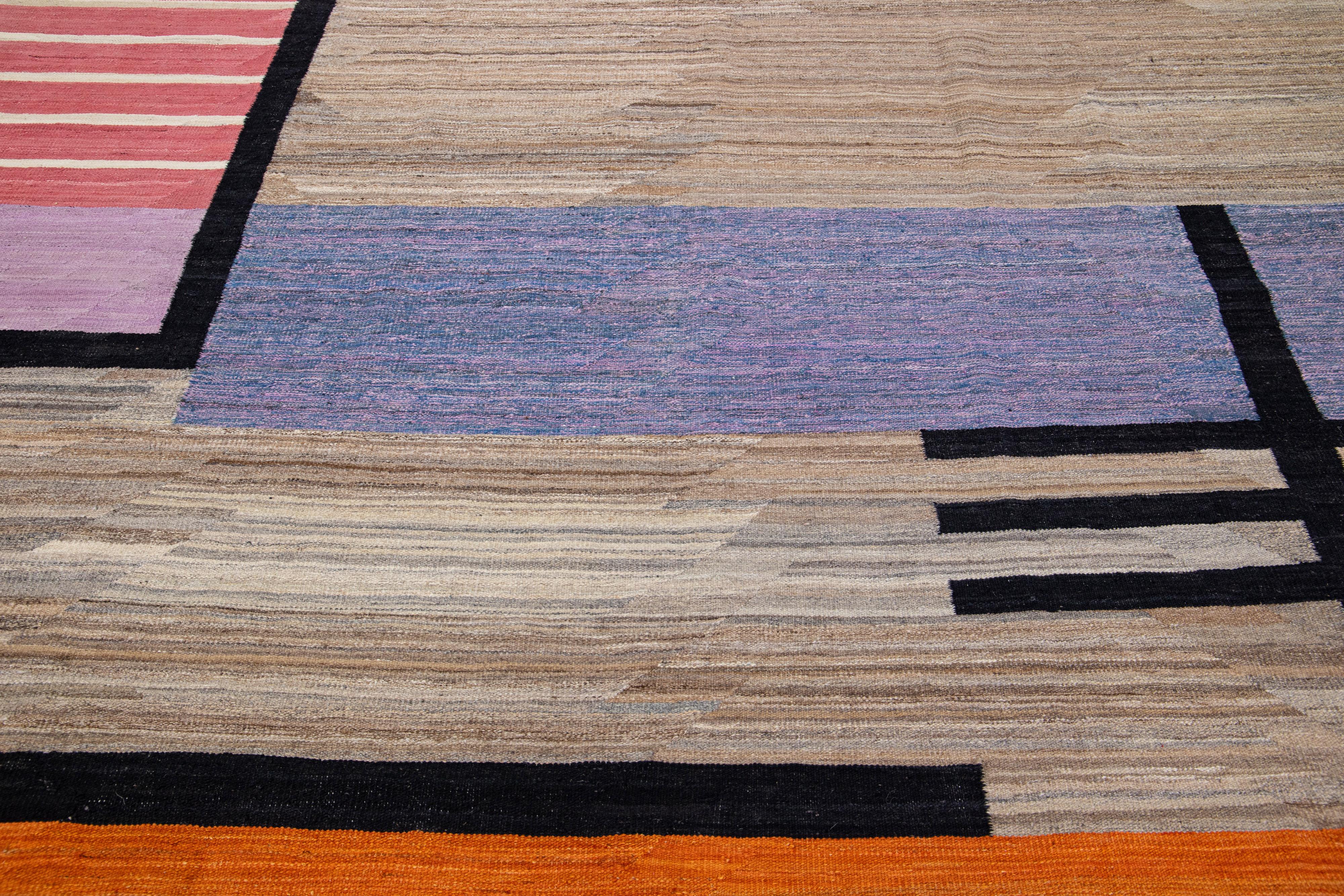 XXIe siècle et contemporain Tapis Kilim contemporain abstrait en laine avec champ multicolore  en vente