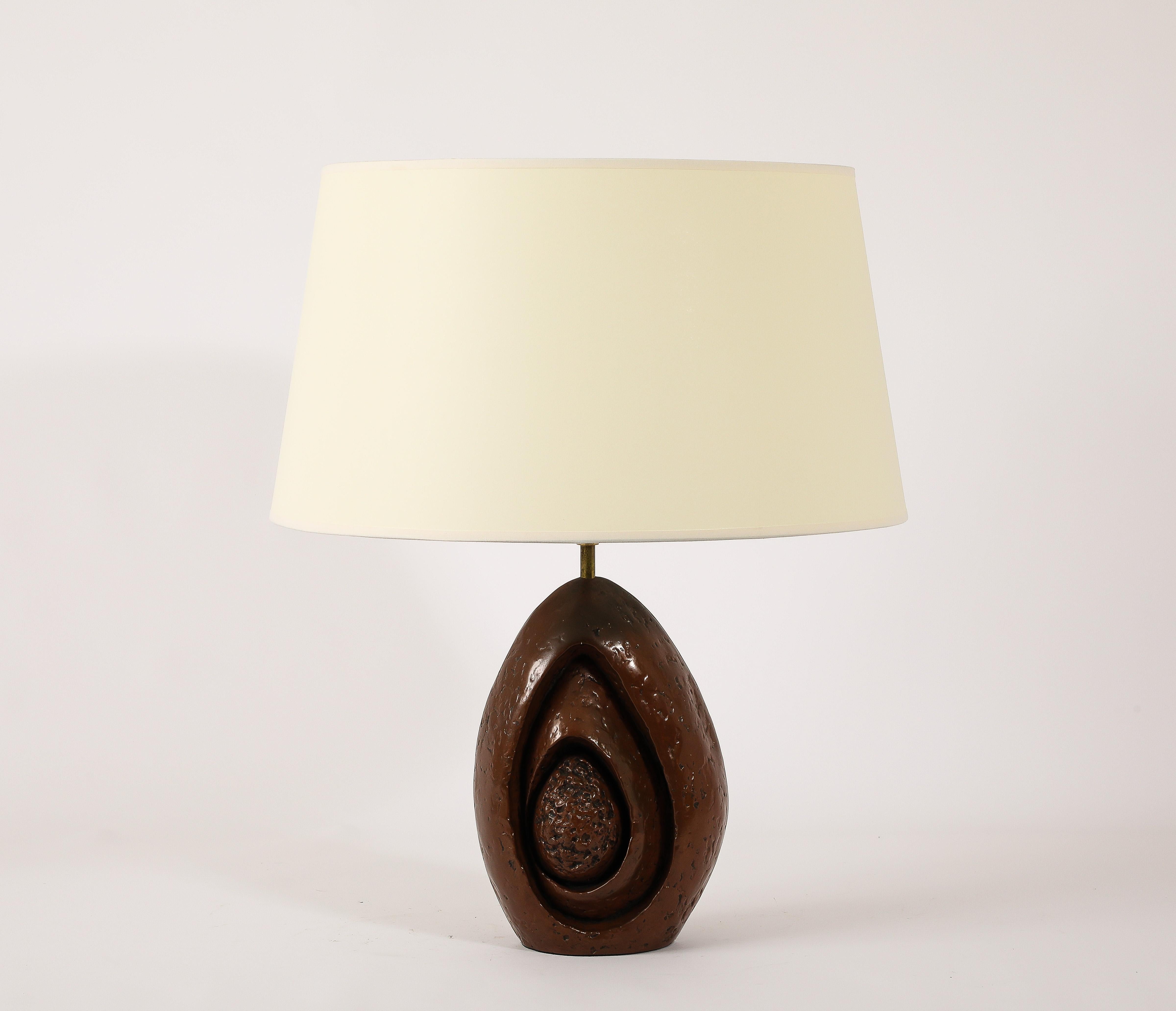 Lampada da tavolo in rame martellato pesante con decoro astratto. Le dimensioni della base sono solo 16x10x4. 18x26 come mostrato.