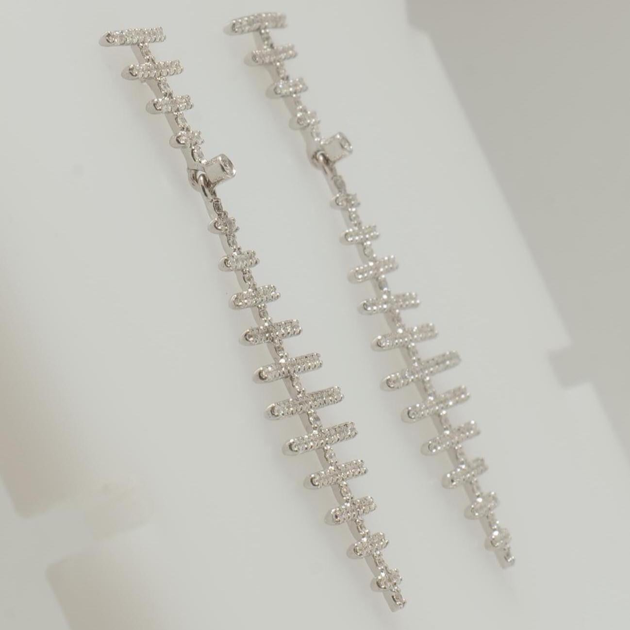 Orecchini astratti con diamanti pendenti in oro massiccio 14k (certificati) In condizioni Nuovo in vendita a New Delhi, DL