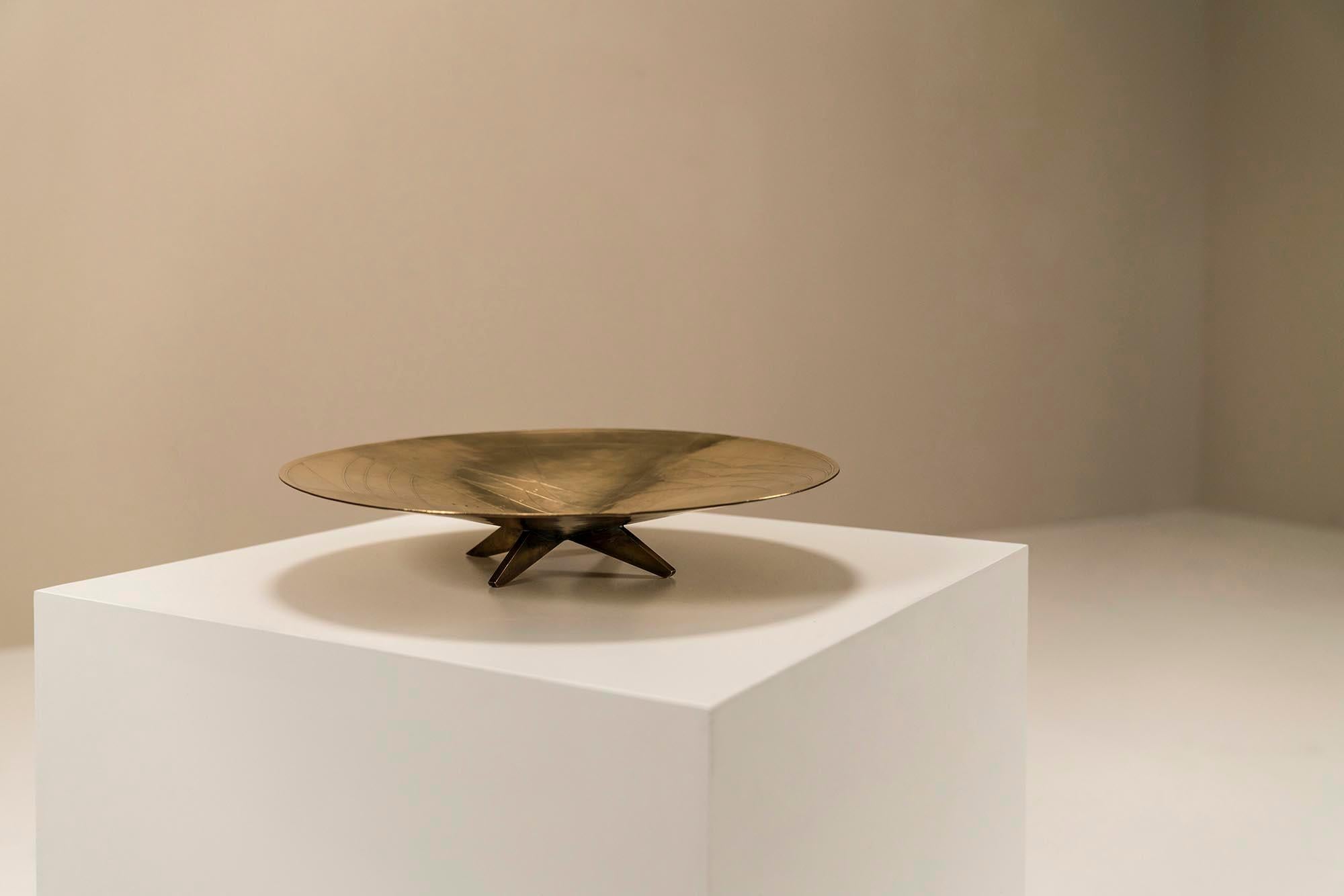 In addition to the beautiful table lamp that we present during the PAN, we also have an object from the hand of sculptor and decorative artist Cris Agterberg. This abstractly decorated bowl is made entirely of brass and has the unusual qualities