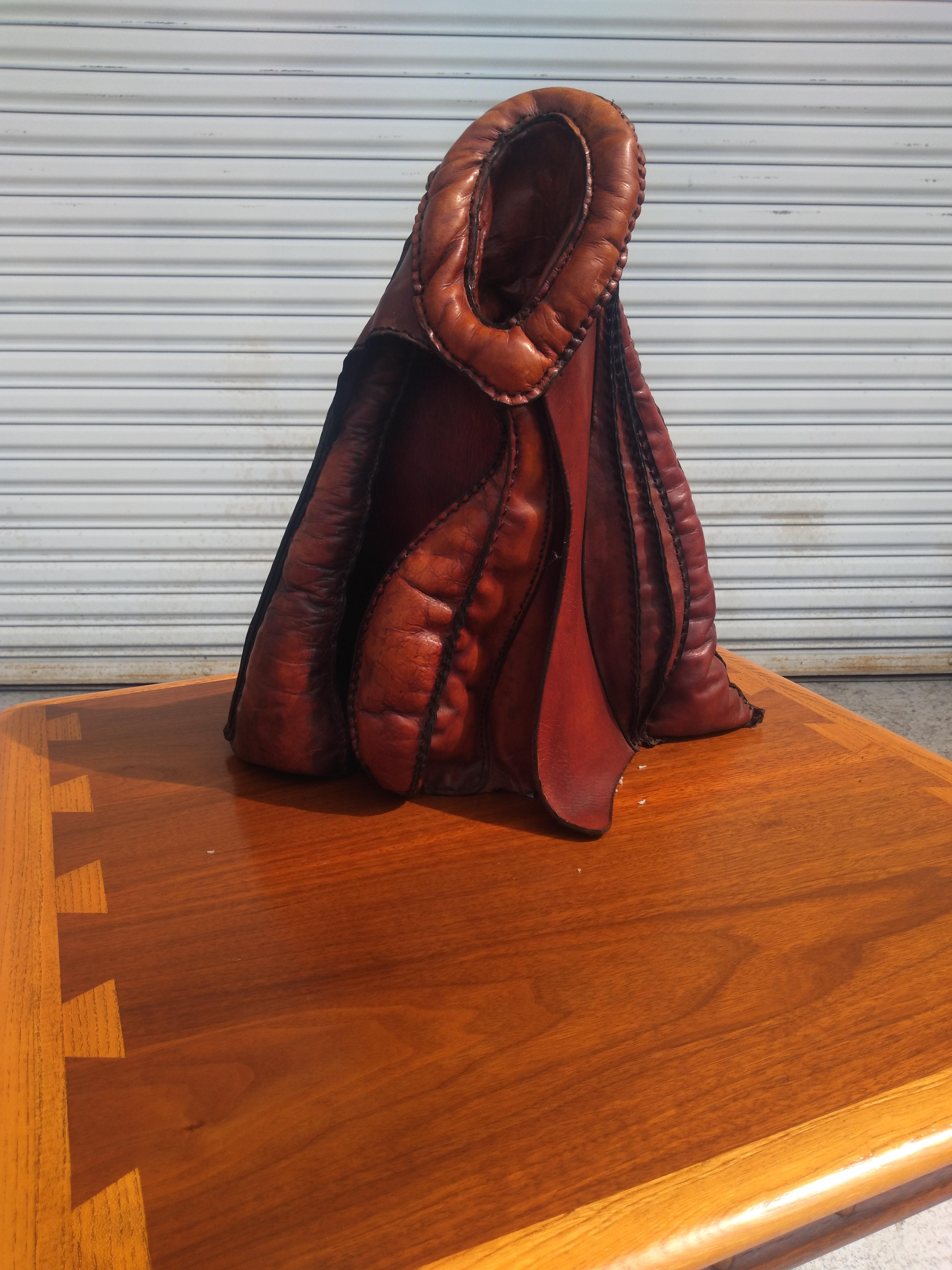 Questa è una bellissima opera d'arte! È realizzato a mano in pelle. È attribuito a Deru. Deru è un'azienda tedesca nota per la sua pelle.  sculture di animali. Questo pezzo è realizzato con maestria e rappresenta un eccezionale elemento decorativo