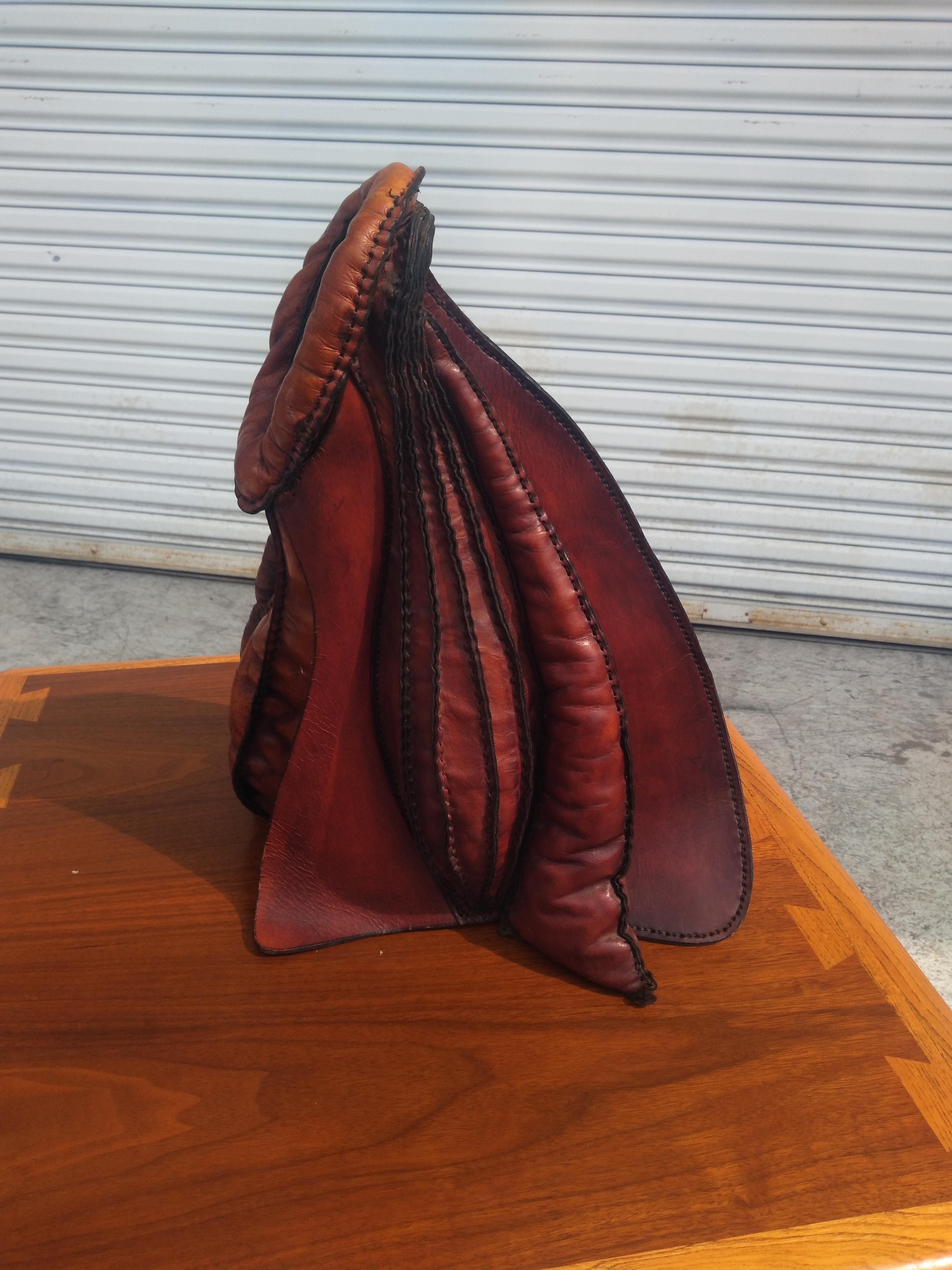 Americano Scultura astratta in pelle in stile Deru in vendita