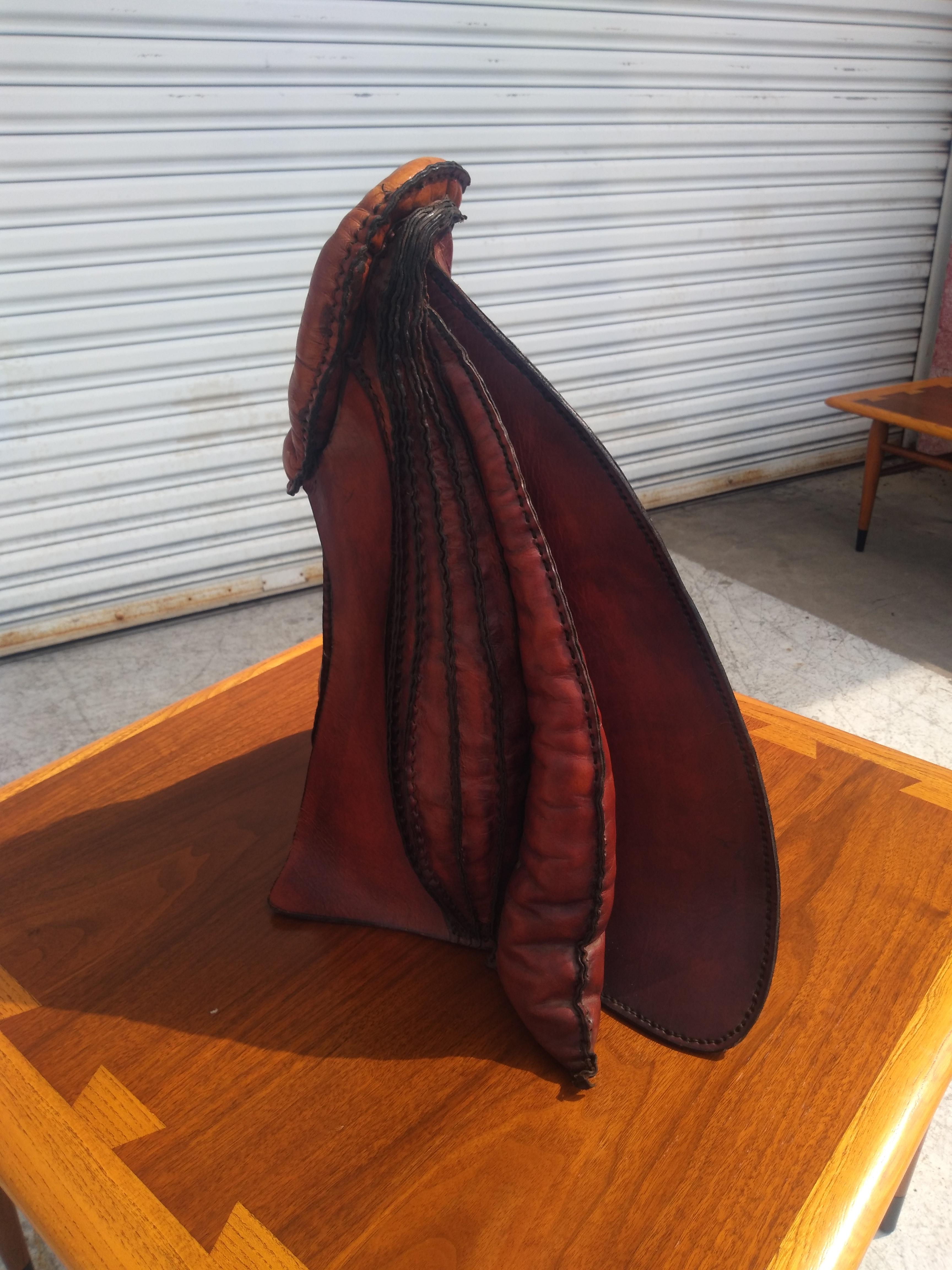 Fatto a mano Scultura astratta in pelle in stile Deru in vendita