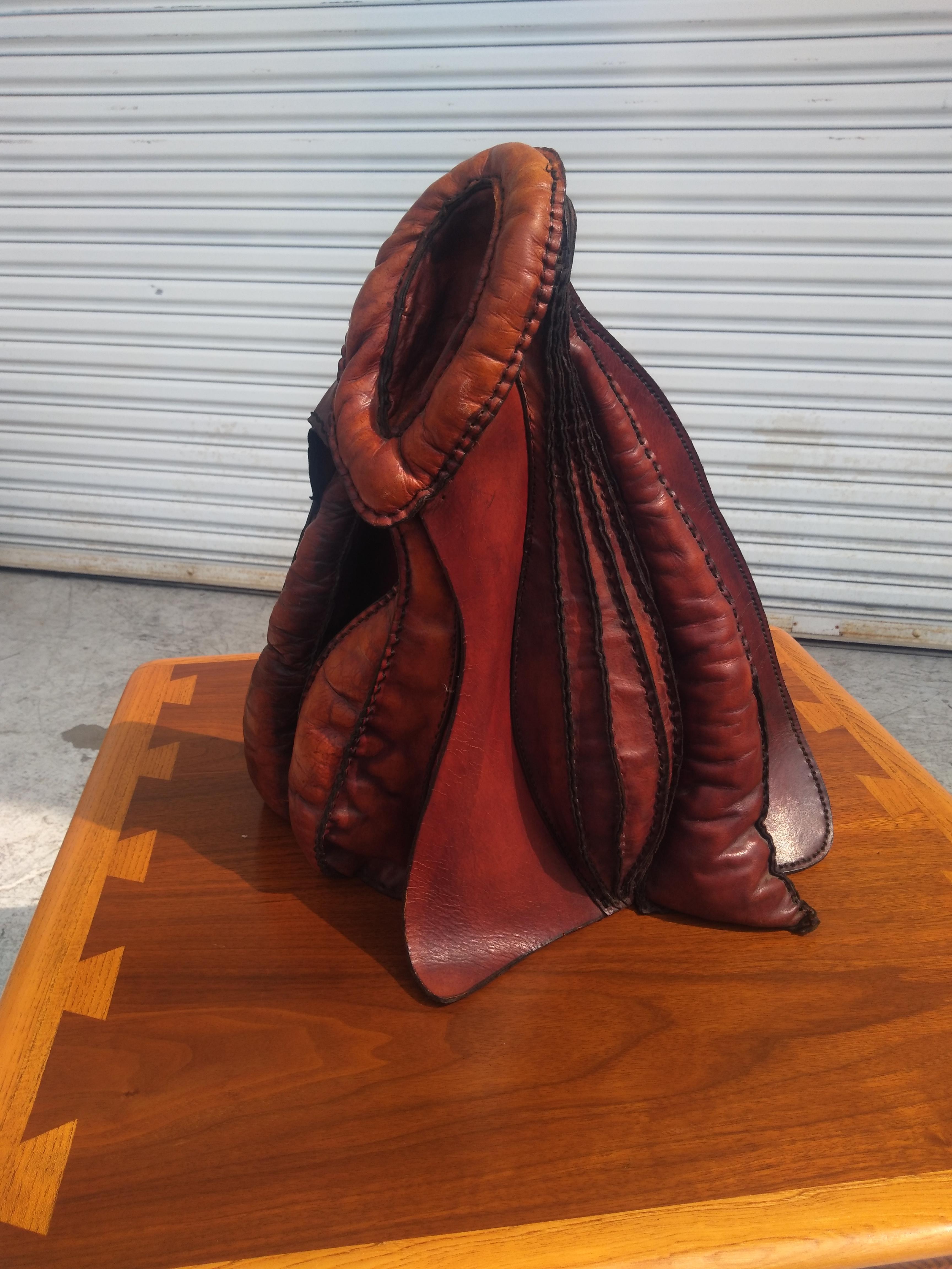 Pelle Scultura astratta in pelle in stile Deru in vendita