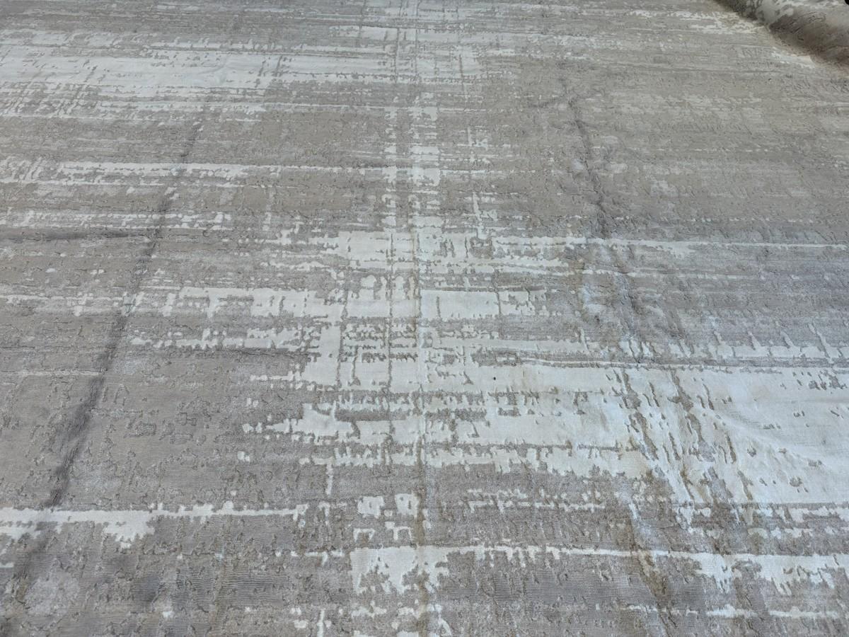 Abstract Design Area Rug In New Condition For Sale In West Hollywood, CA