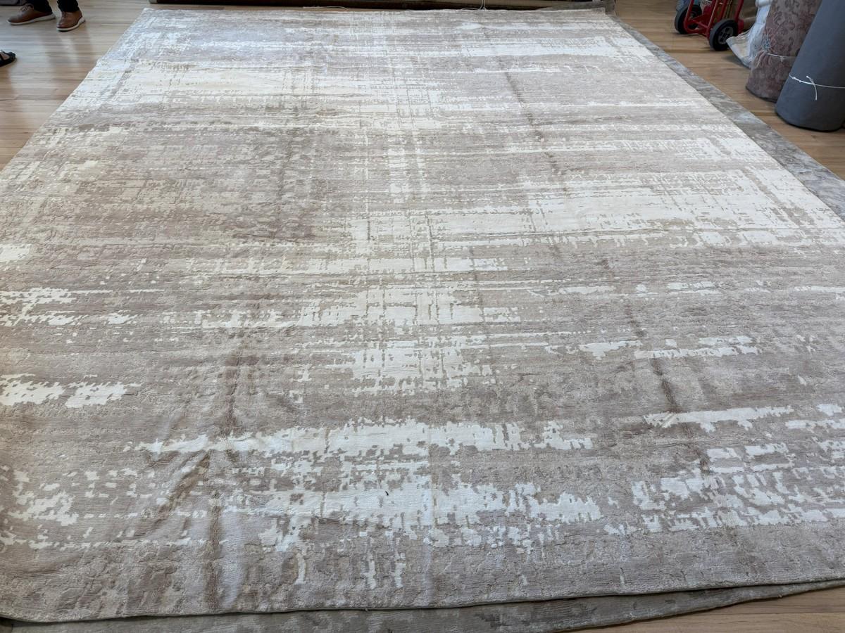 Contemporary Abstract Design Area Rug For Sale