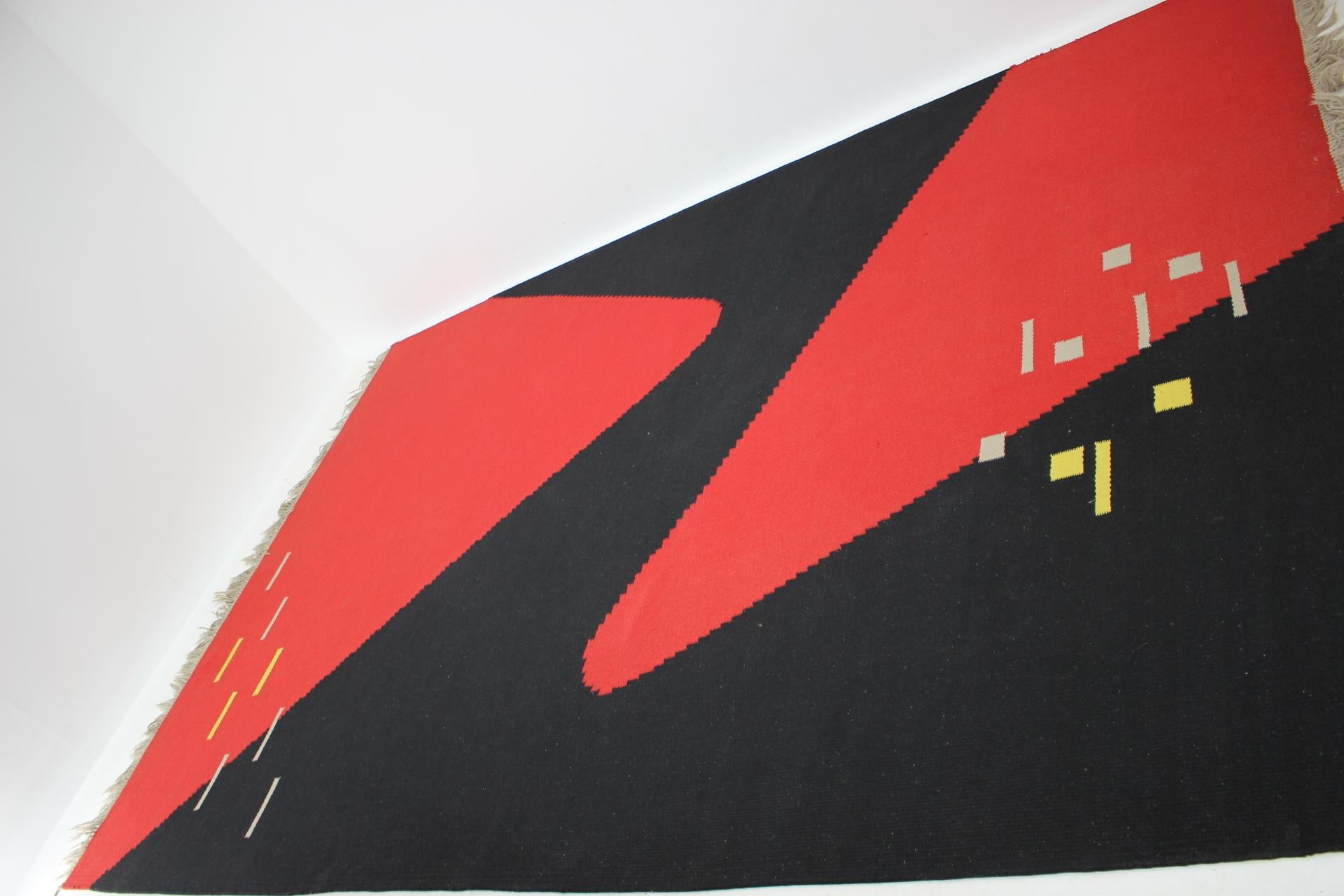 Abstrakter geometrischer Teppich in abstraktem Design 'Kelim' / Teppich, 1960er Jahre im Zustand „Gut“ im Angebot in Praha, CZ