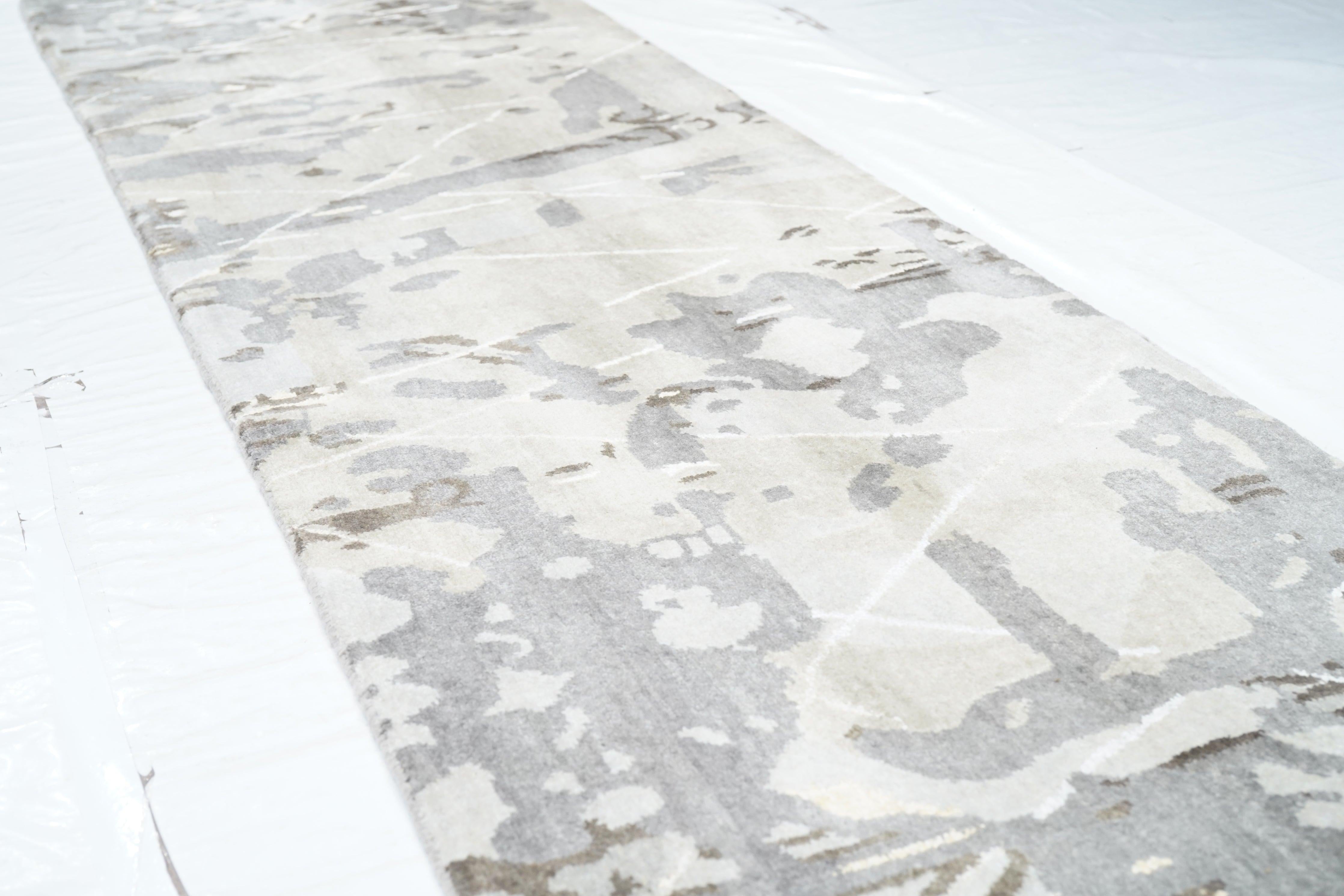 Abstract Design Runner 2'6'' x 10'1'' In New Condition For Sale In New York, NY