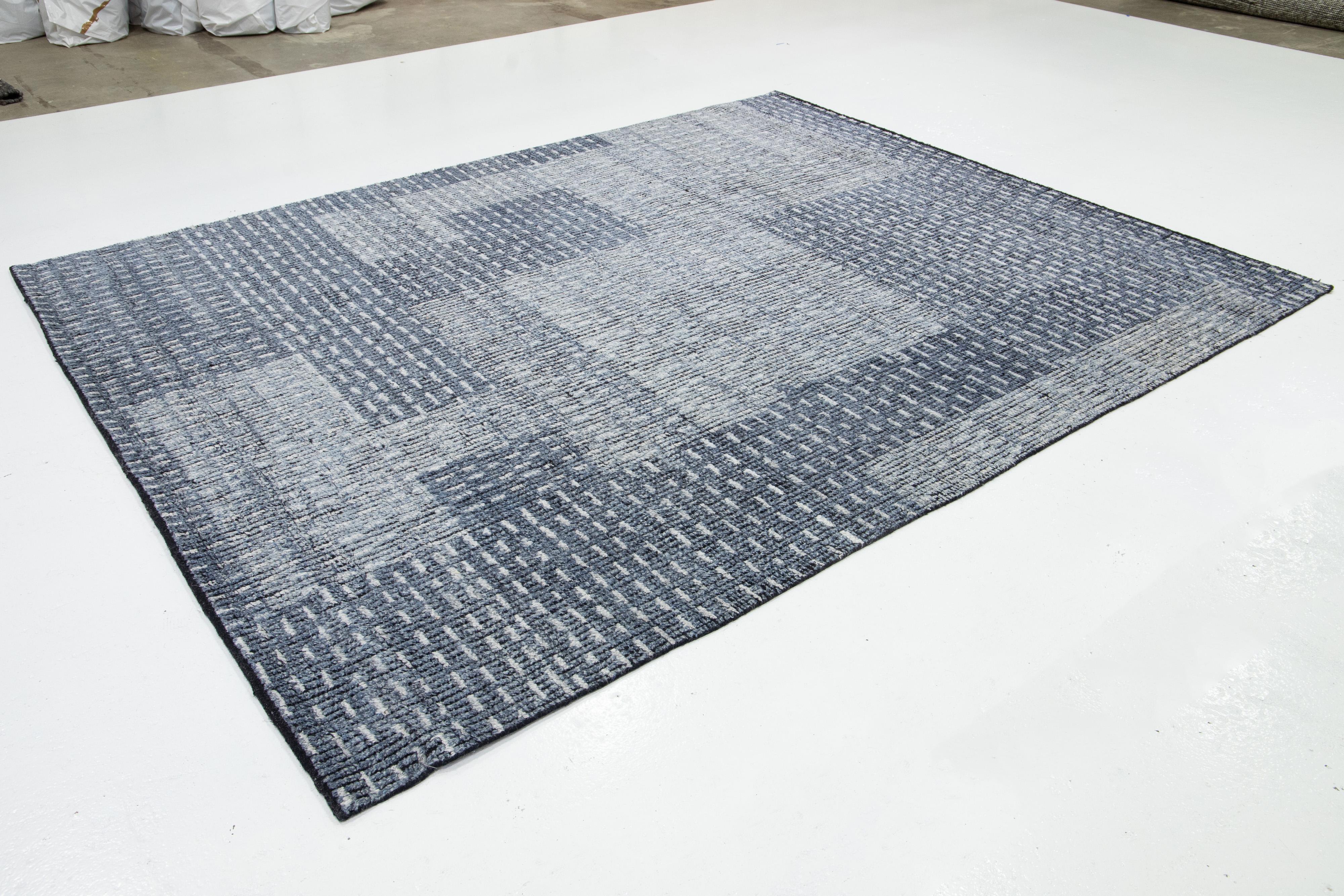 Abstrakt gestalteter handgeknüpfter moderner Wollteppich in Blau (Moderne) im Angebot