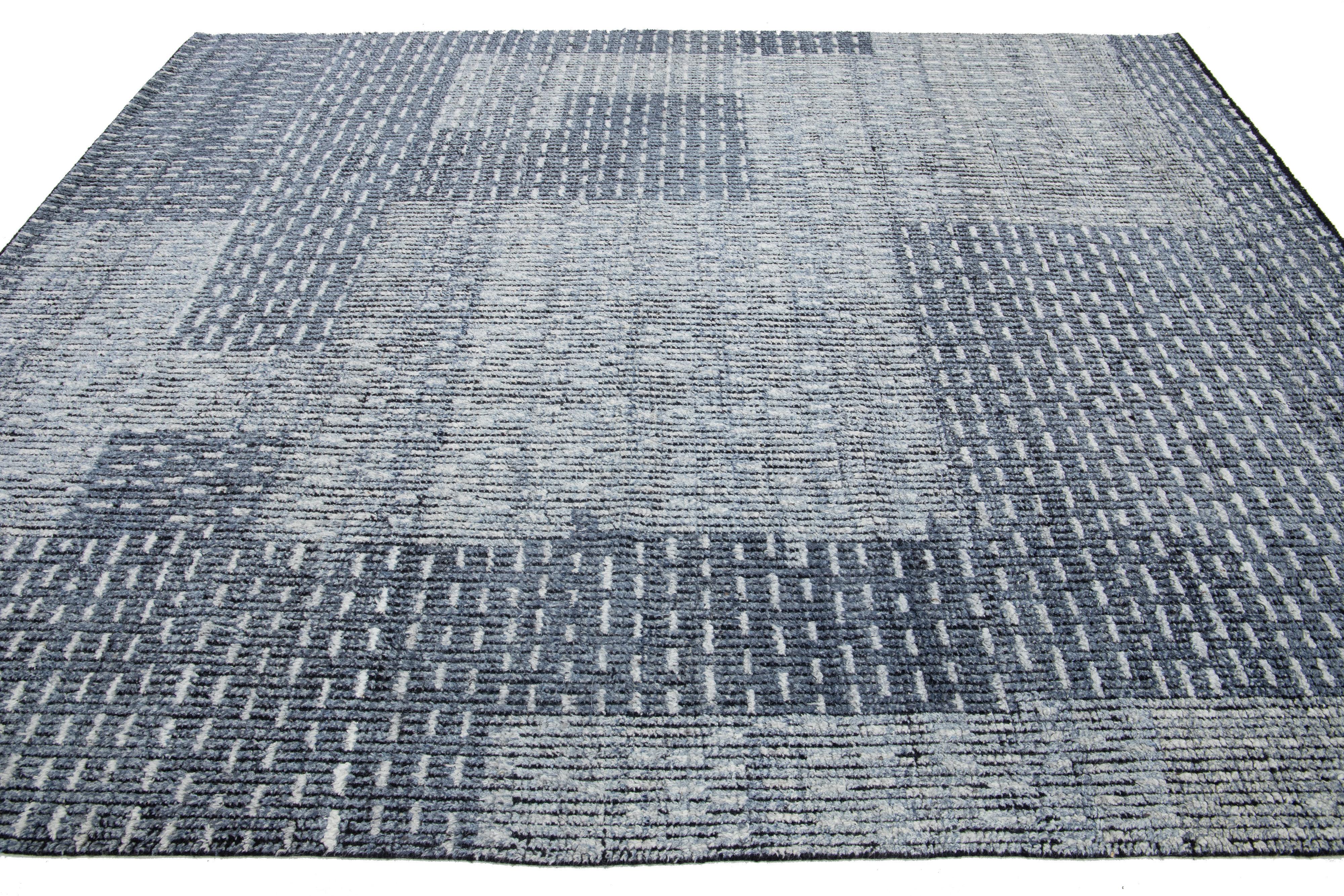 Abstrakt gestalteter handgeknüpfter moderner Wollteppich in Blau (Handgeknüpft) im Angebot