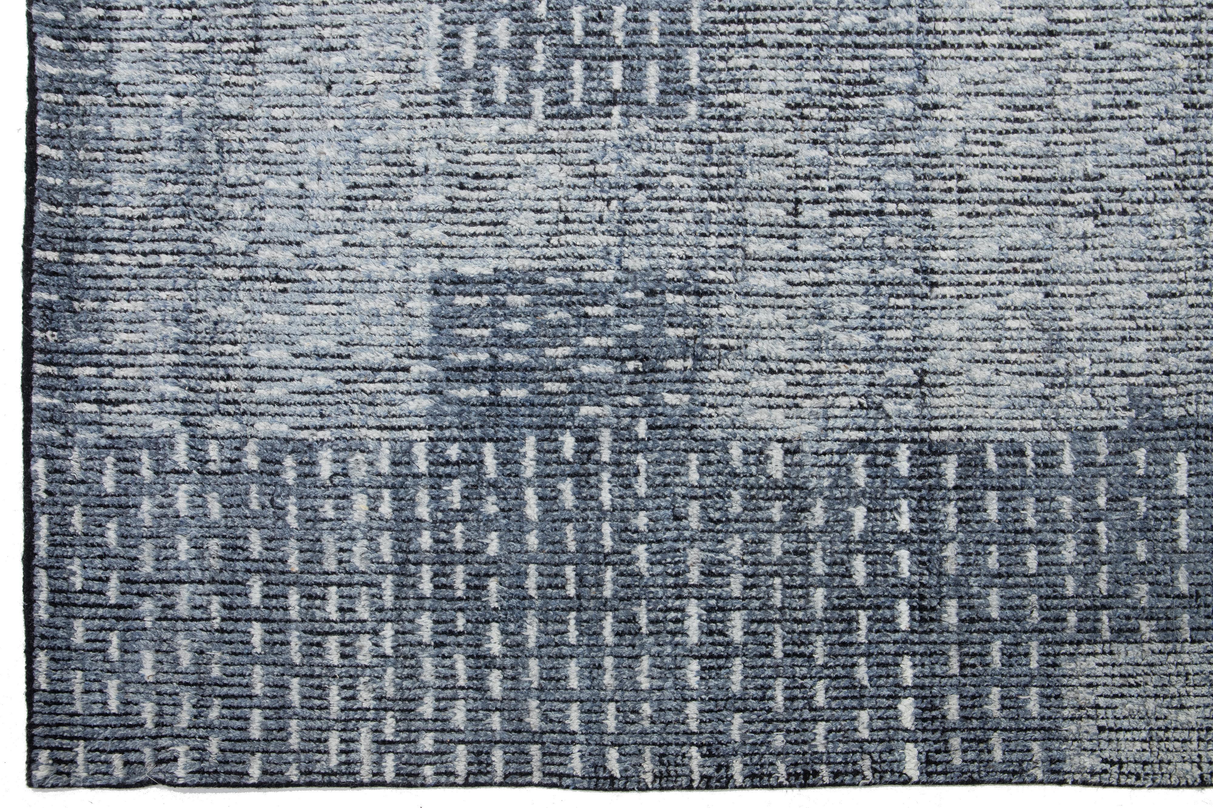 Abstrakt gestalteter handgeknüpfter moderner Wollteppich in Blau im Zustand „Neu“ im Angebot in Norwalk, CT