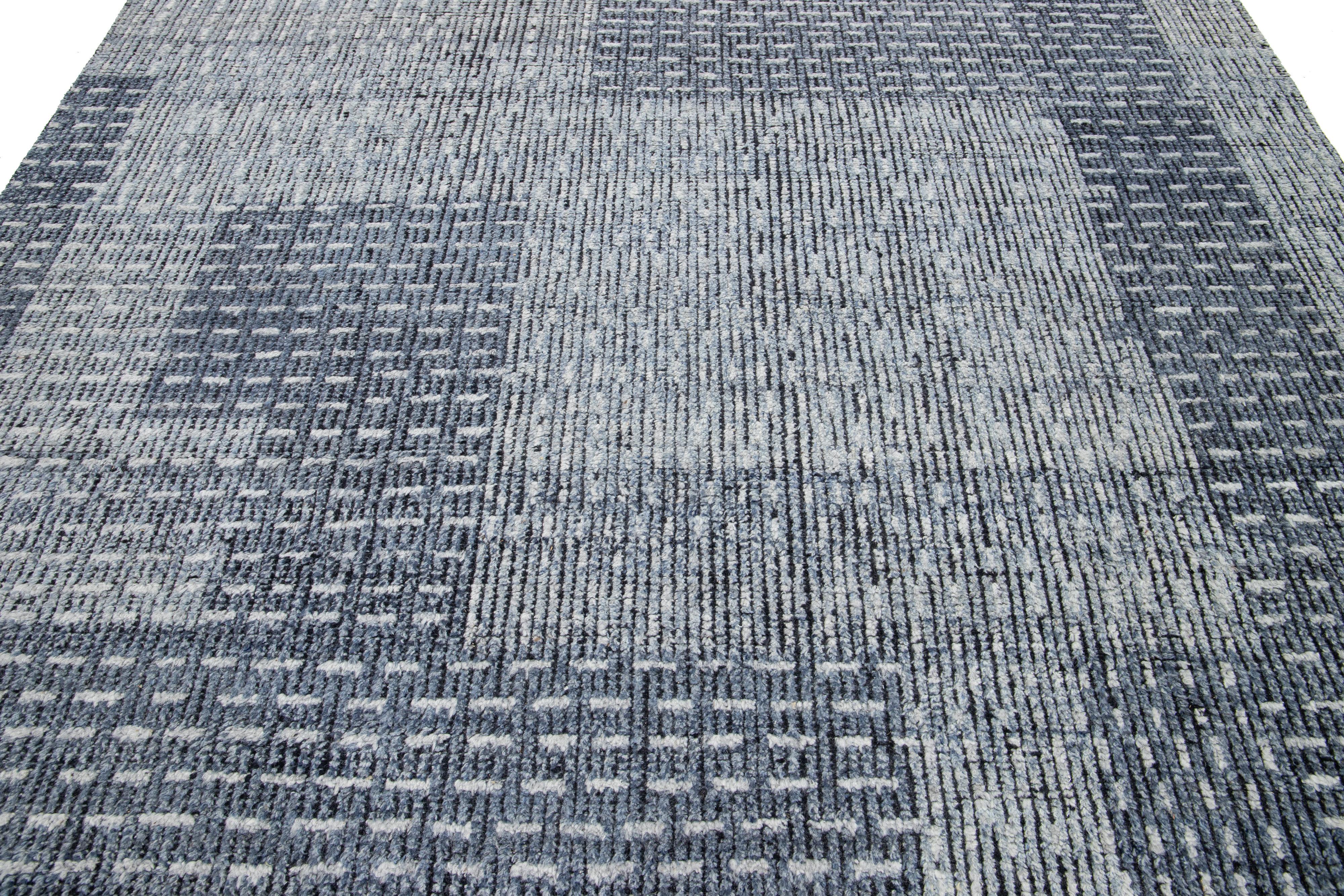 Abstrakt gestalteter handgeknüpfter moderner Wollteppich in Blau (21. Jahrhundert und zeitgenössisch) im Angebot