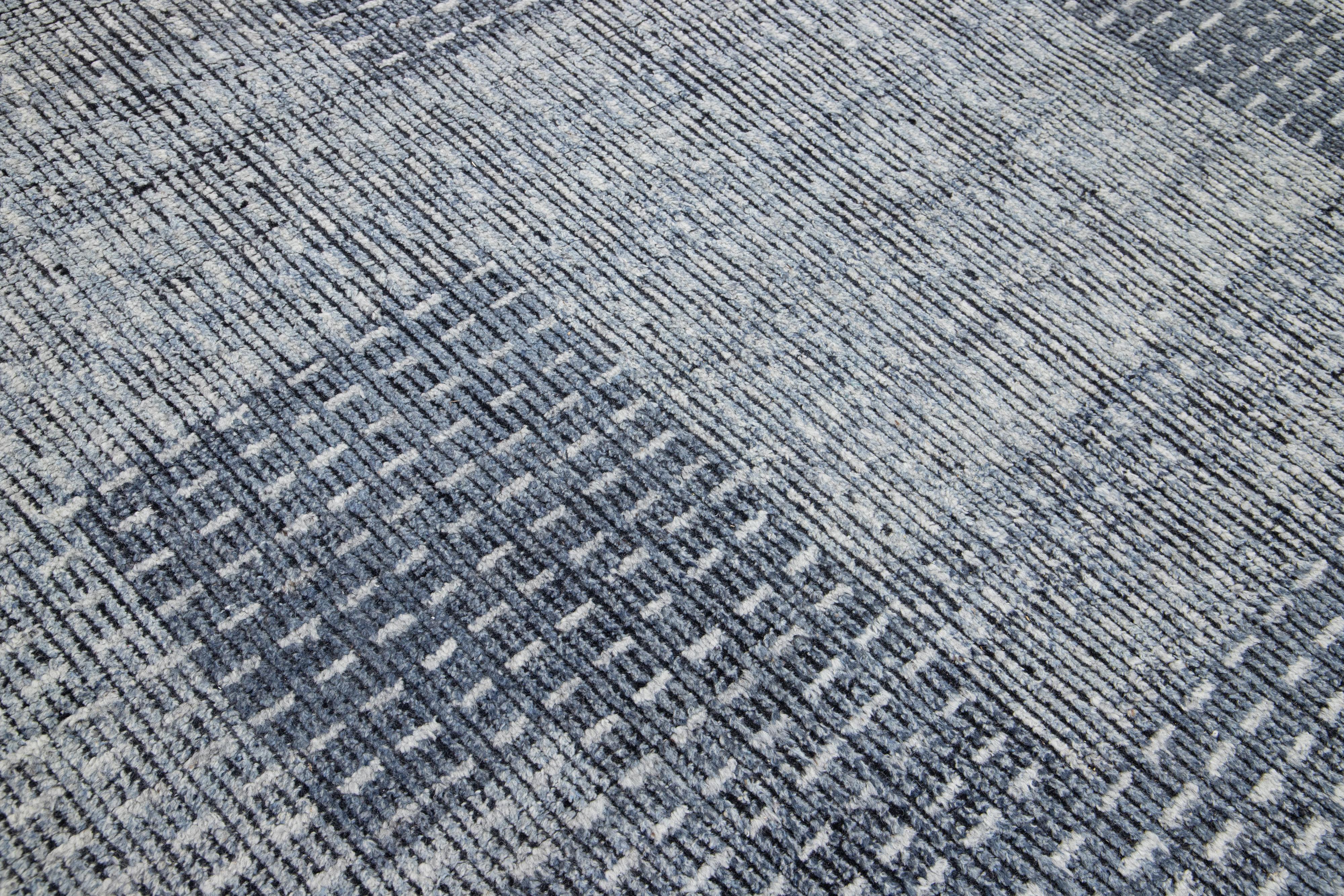 Abstrakt gestalteter handgeknüpfter moderner Wollteppich in Blau (Wolle) im Angebot