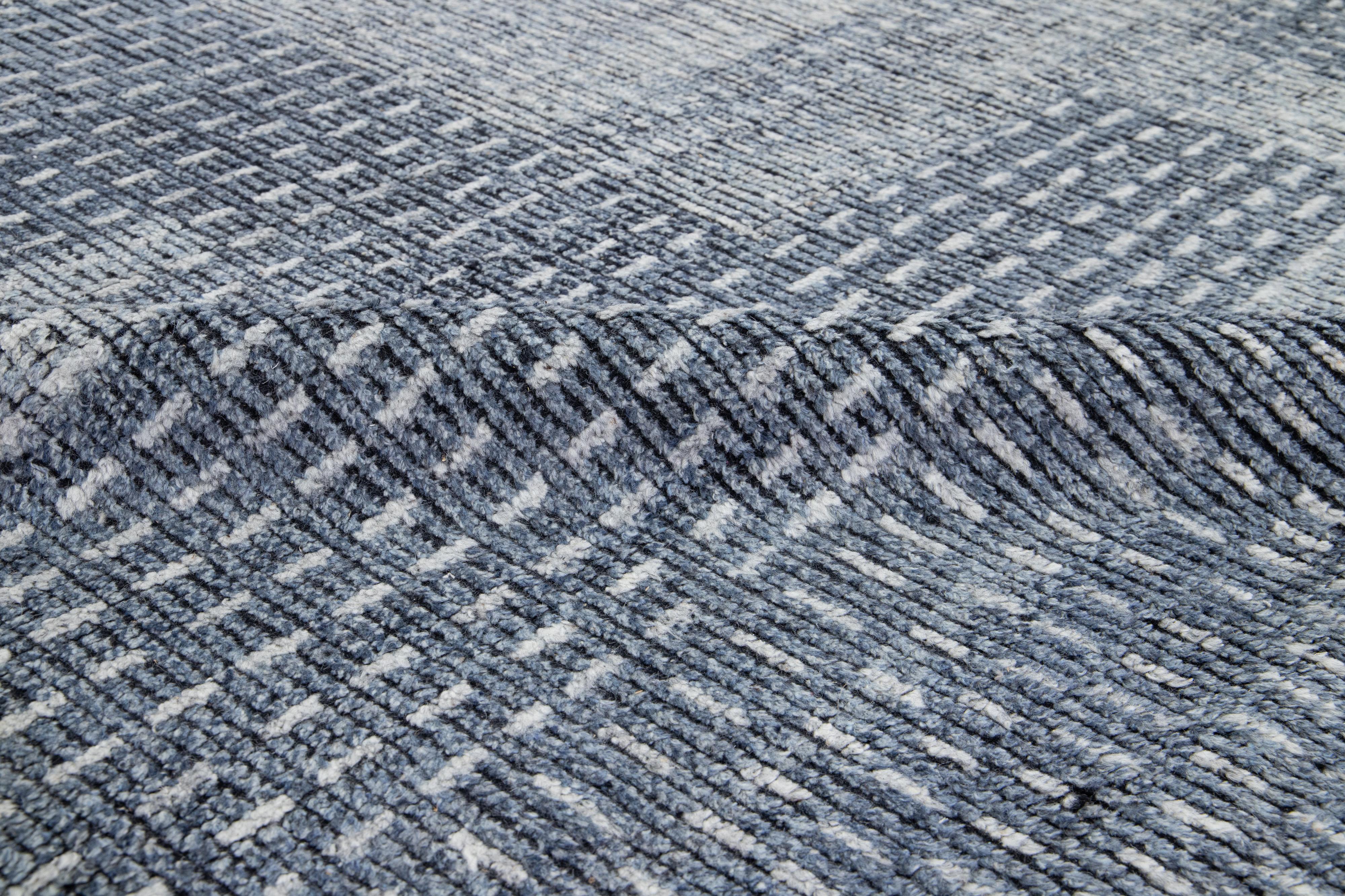 Abstrakt gestalteter handgeknüpfter moderner Wollteppich in Blau im Angebot 1