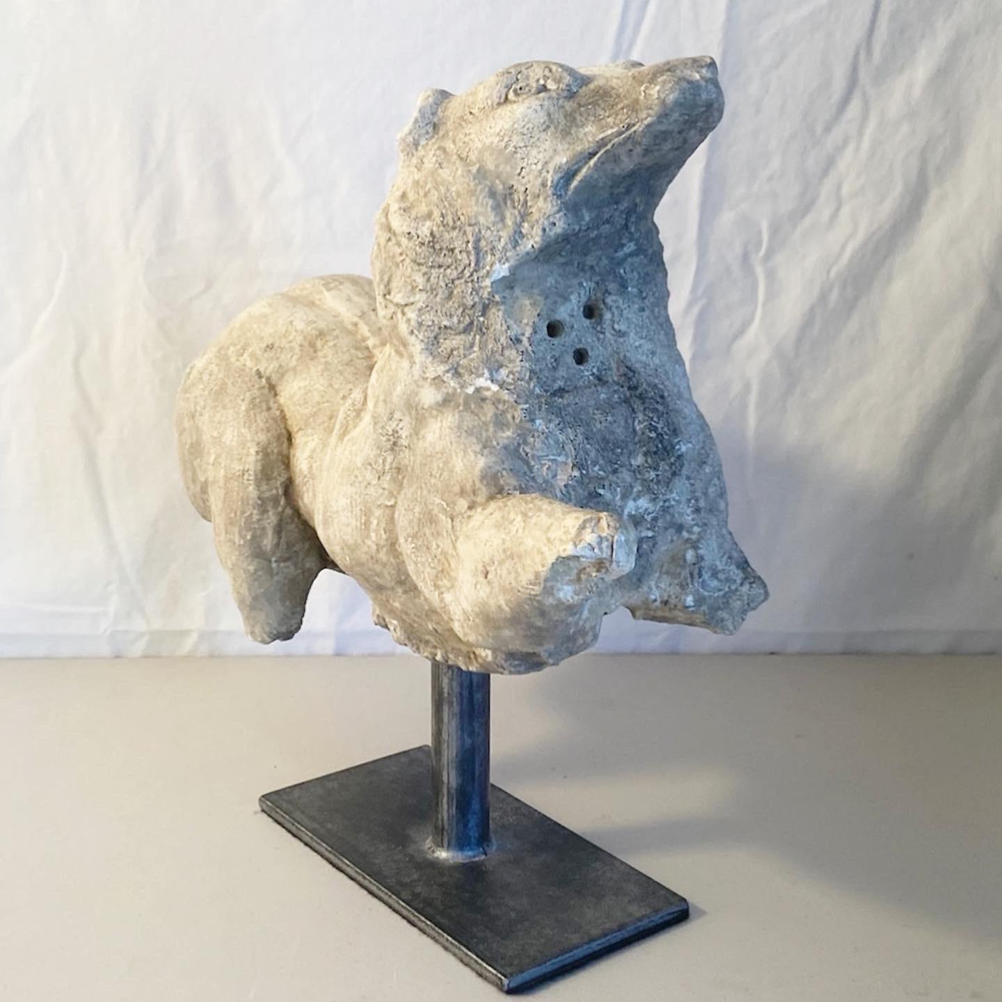 Abstrakte Hunde-Skulptur aus Gips im Used-Look im Angebot 4