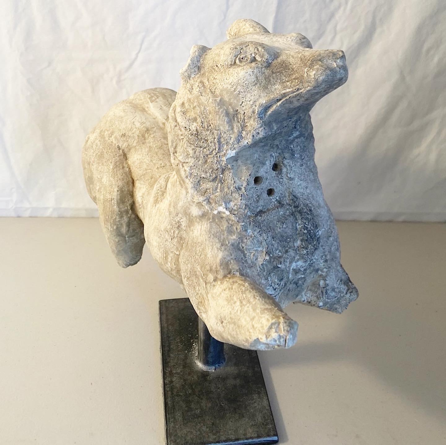 Abstrakte Hunde-Skulptur aus Gips im Used-Look (Zement) im Angebot