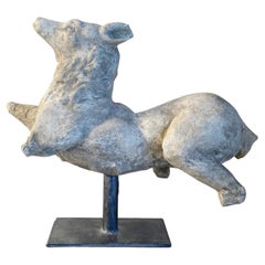Sculpture abstraite de chien en plâtre vieilli