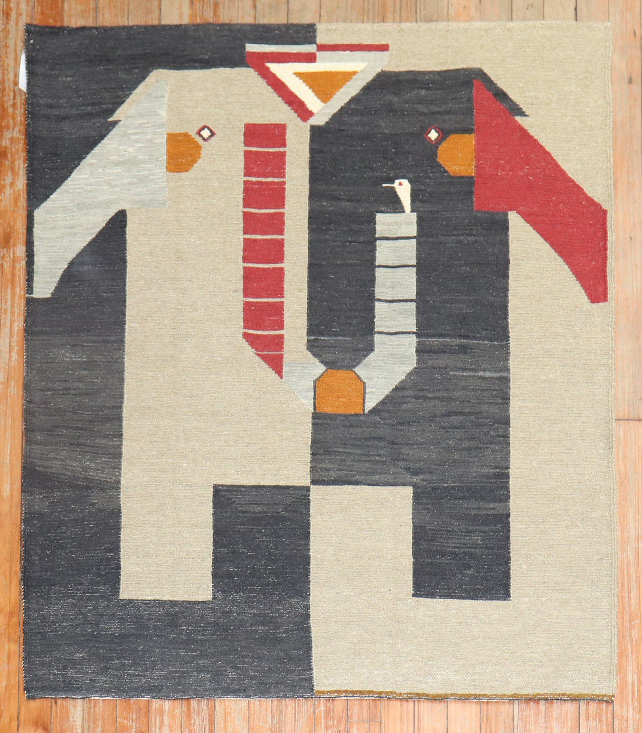 Abstrakter abstrakter, quadratischer persischer Kelim in Quadratgröße aus dem späten 20. Jahrhundert, der einen Tauben innerhalb eines Hundegesichts darstellt

Maße: 1,25 m x 1,82 m (3'5' x 4'2').

Ursprünglich gehörte es einem privaten