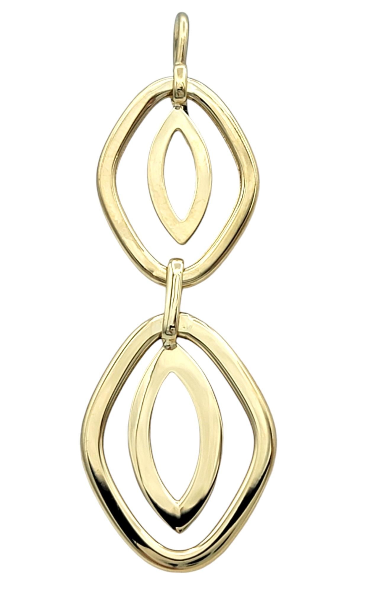 Audaci e moderni, questi orecchini astratti a doppio ovale in oro giallo 14 carati sono la perfetta dichiarazione di eleganza contemporanea. Caratterizzati da un accattivante design a due livelli, ogni orecchino presenta ovali asimmetrici