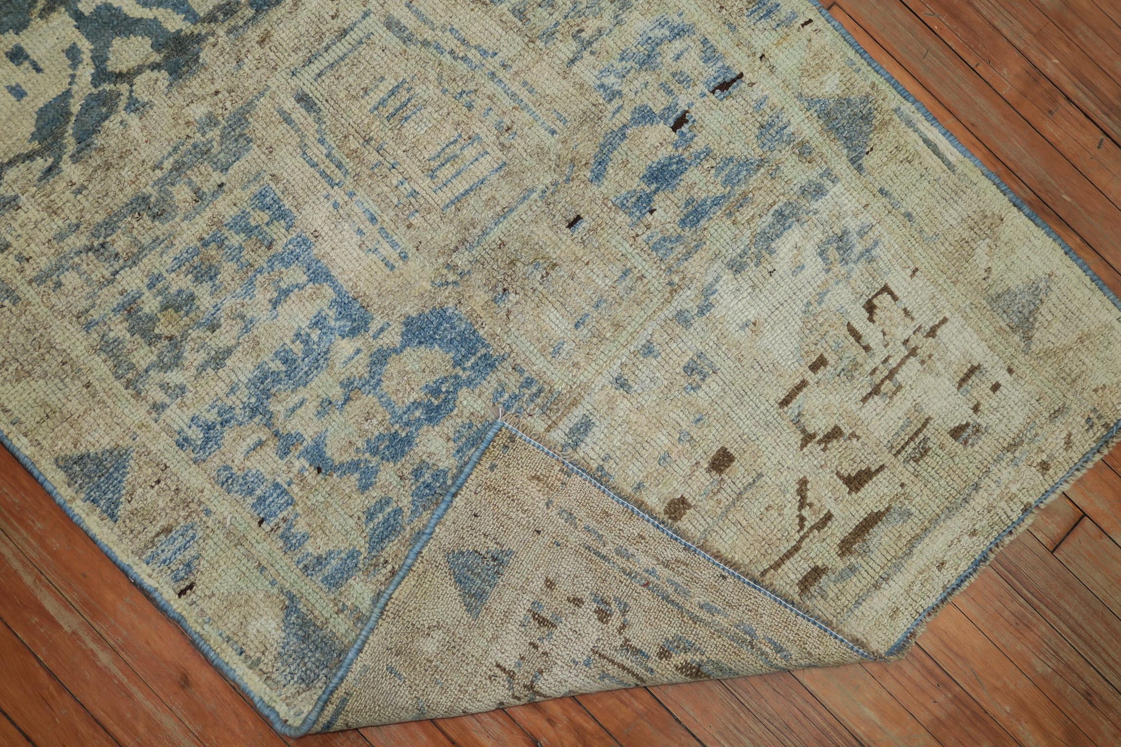 An eclectic rather abstract early 20th century Turkish Oushak rug in light blue and ivory tones. The wool is luscious. The motif is extremely unusually. It looks somewhat modern but antique at the same time

Measures: 3'2'' x 5'2''.