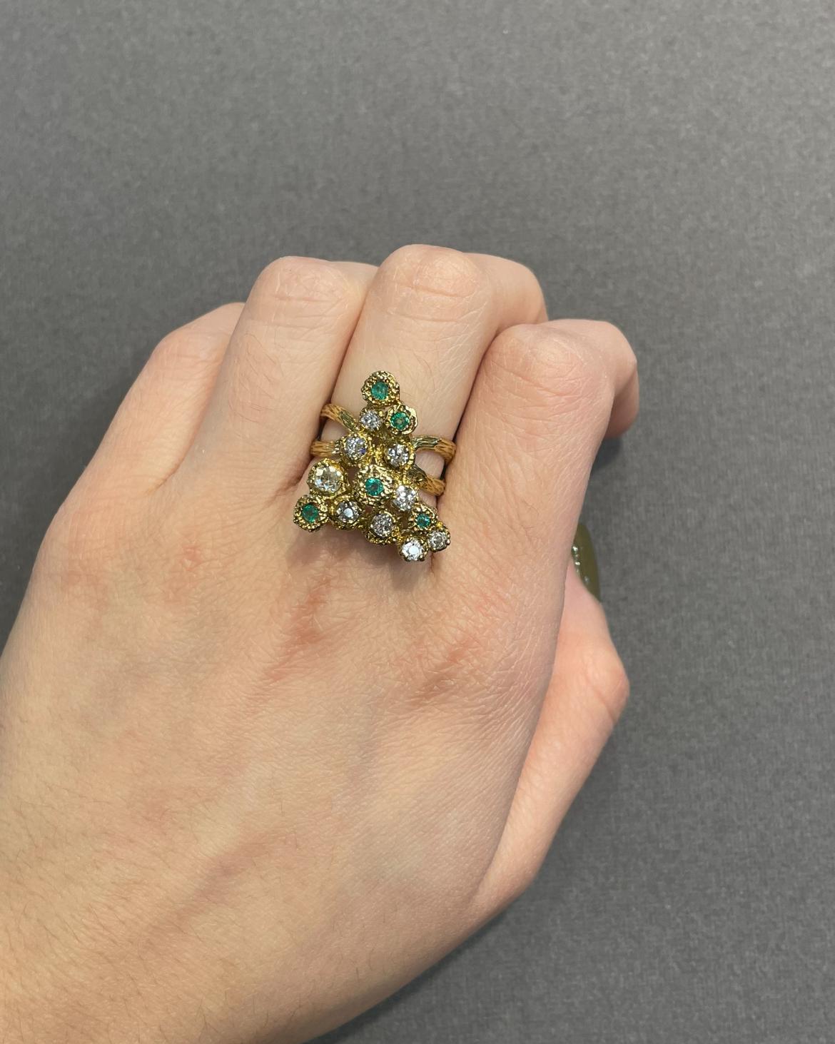 Abstrakter Ring mit Smaragd und Diamant 

Ein brutalistischer Cluster-Ring aus Gelbgold mit einem Smaragd im Rundschliff und Diamanten. 

Ungefähres Smaragdgewicht: 1,10 Karat
Ungefähres Diamantgewicht: 1,10 Karat
Ring Größe: 7.5
Kostenfreie