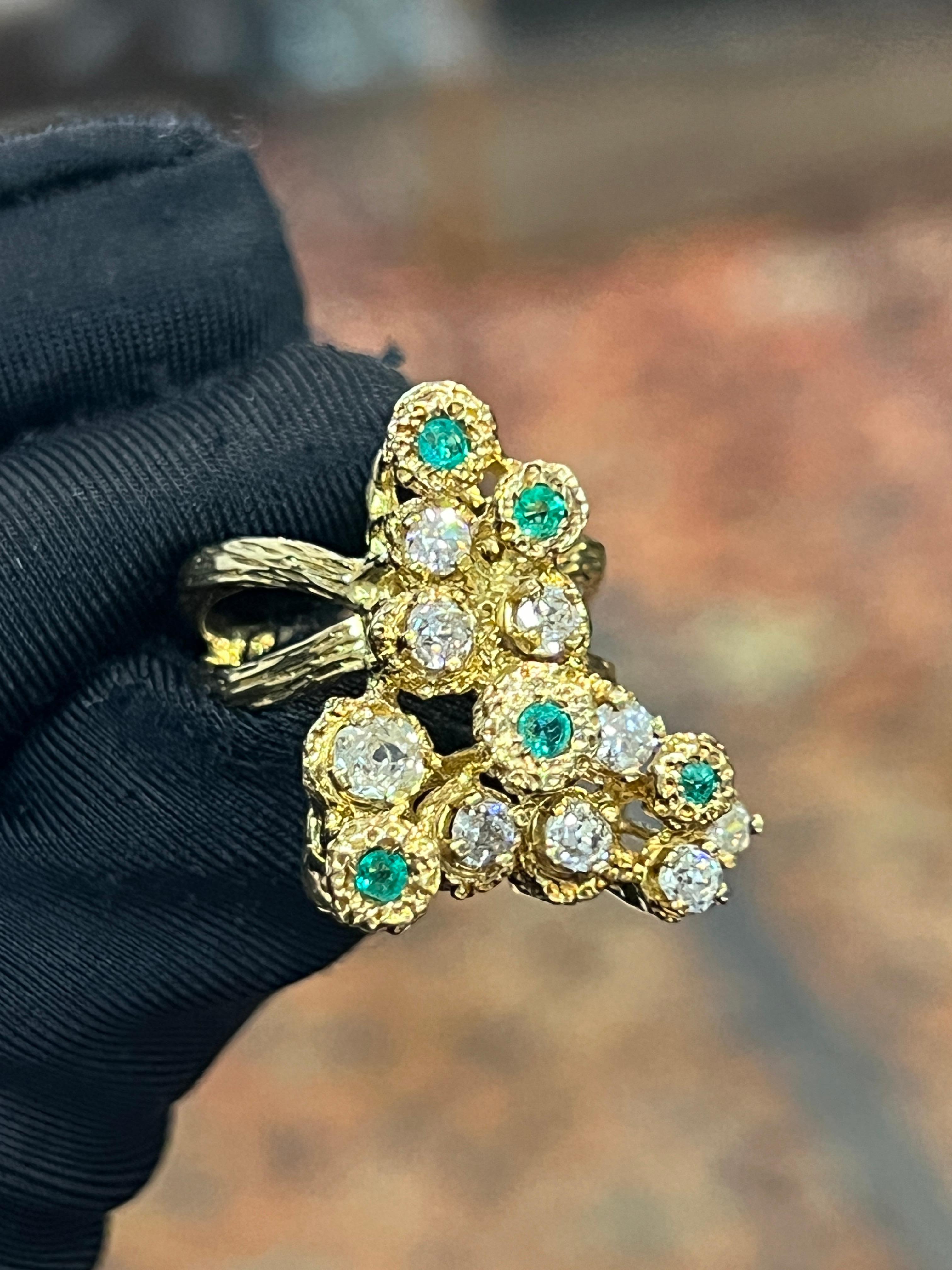 Abstrakter Ring mit Smaragd und Diamant (Rundschliff) im Angebot