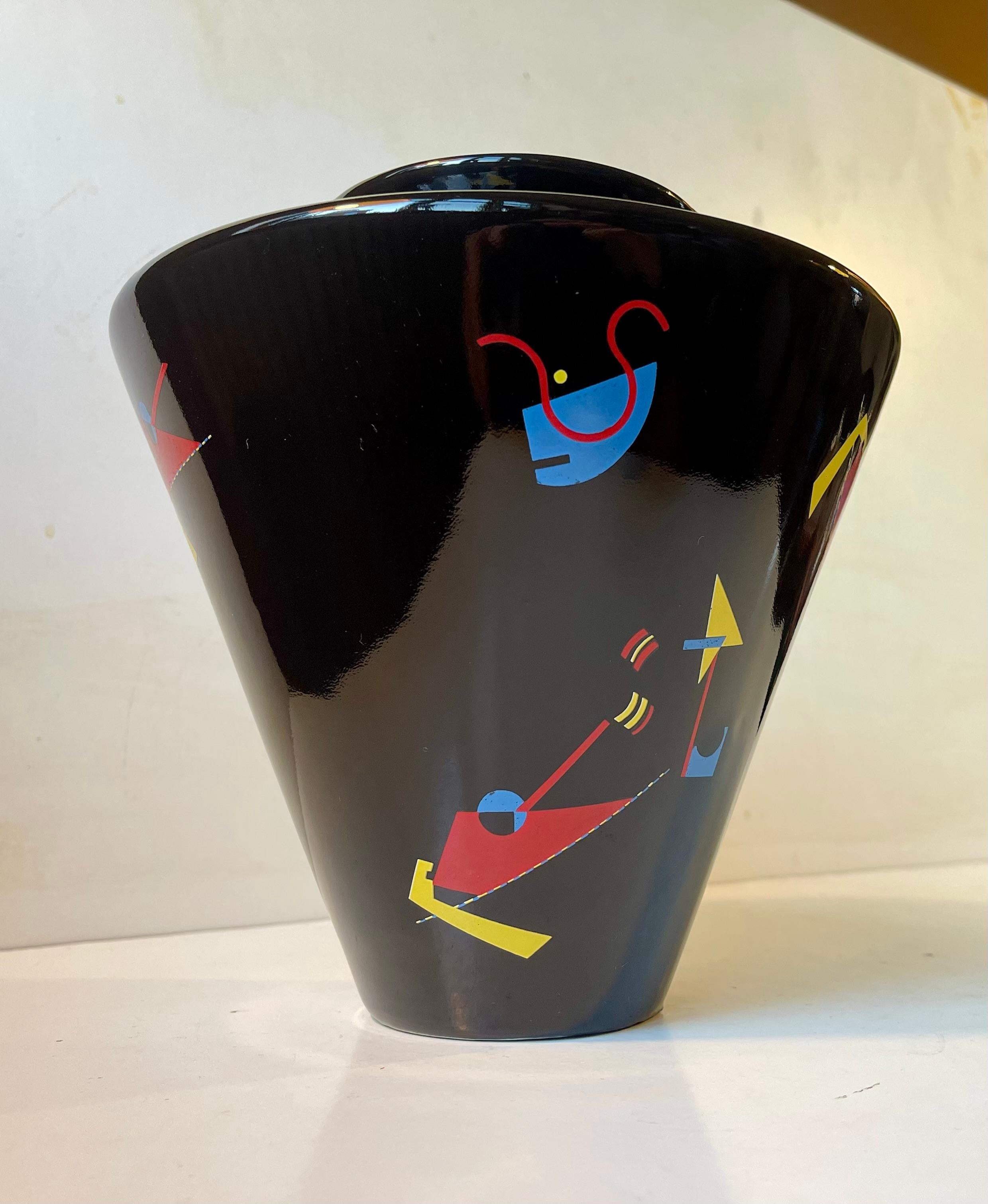 Bauhaus Vase expressionniste abstrait en porcelaine noire dans le style de Wassily Kardinsky en vente