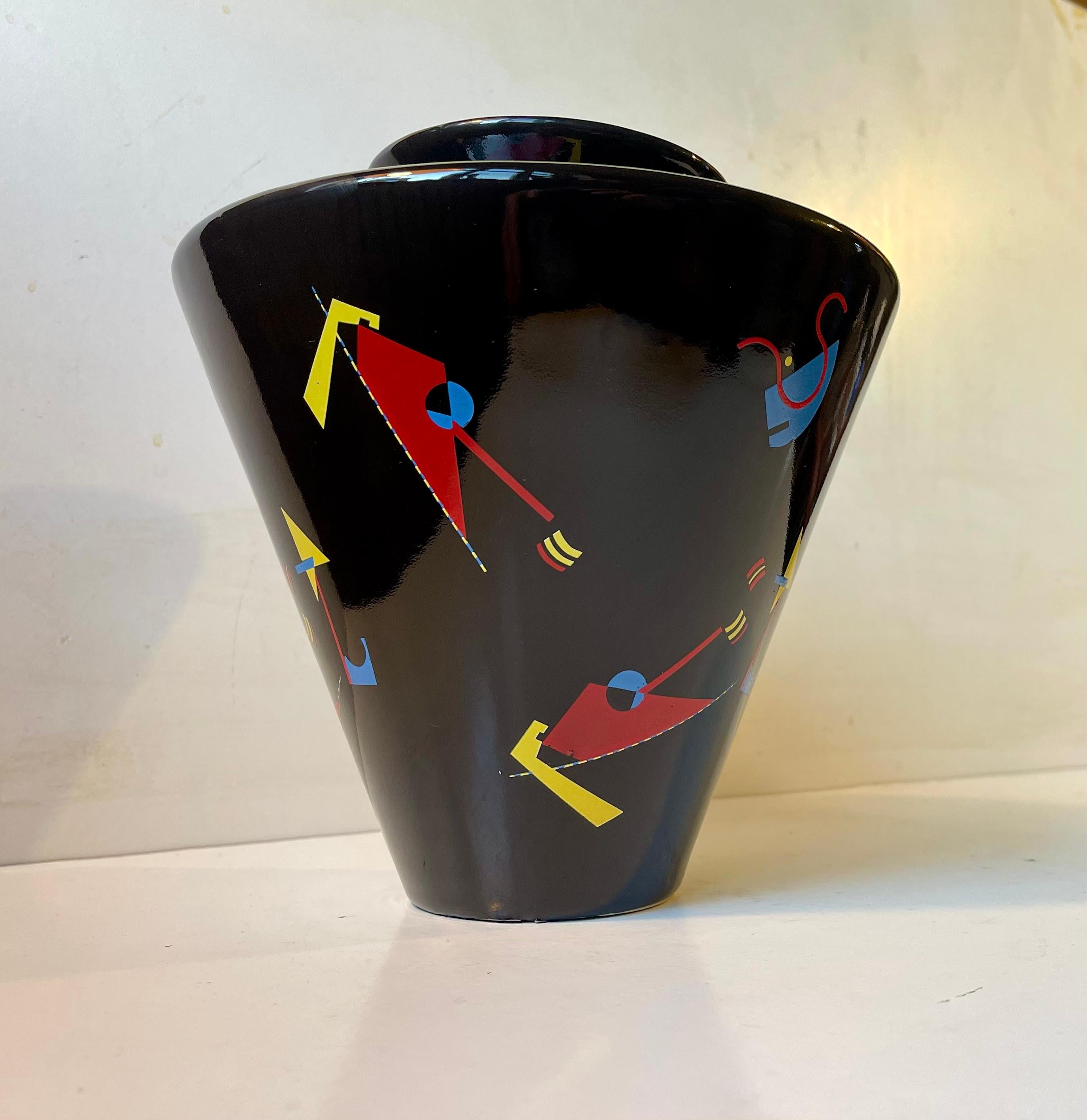 Européen Vase expressionniste abstrait en porcelaine noire dans le style de Wassily Kardinsky en vente