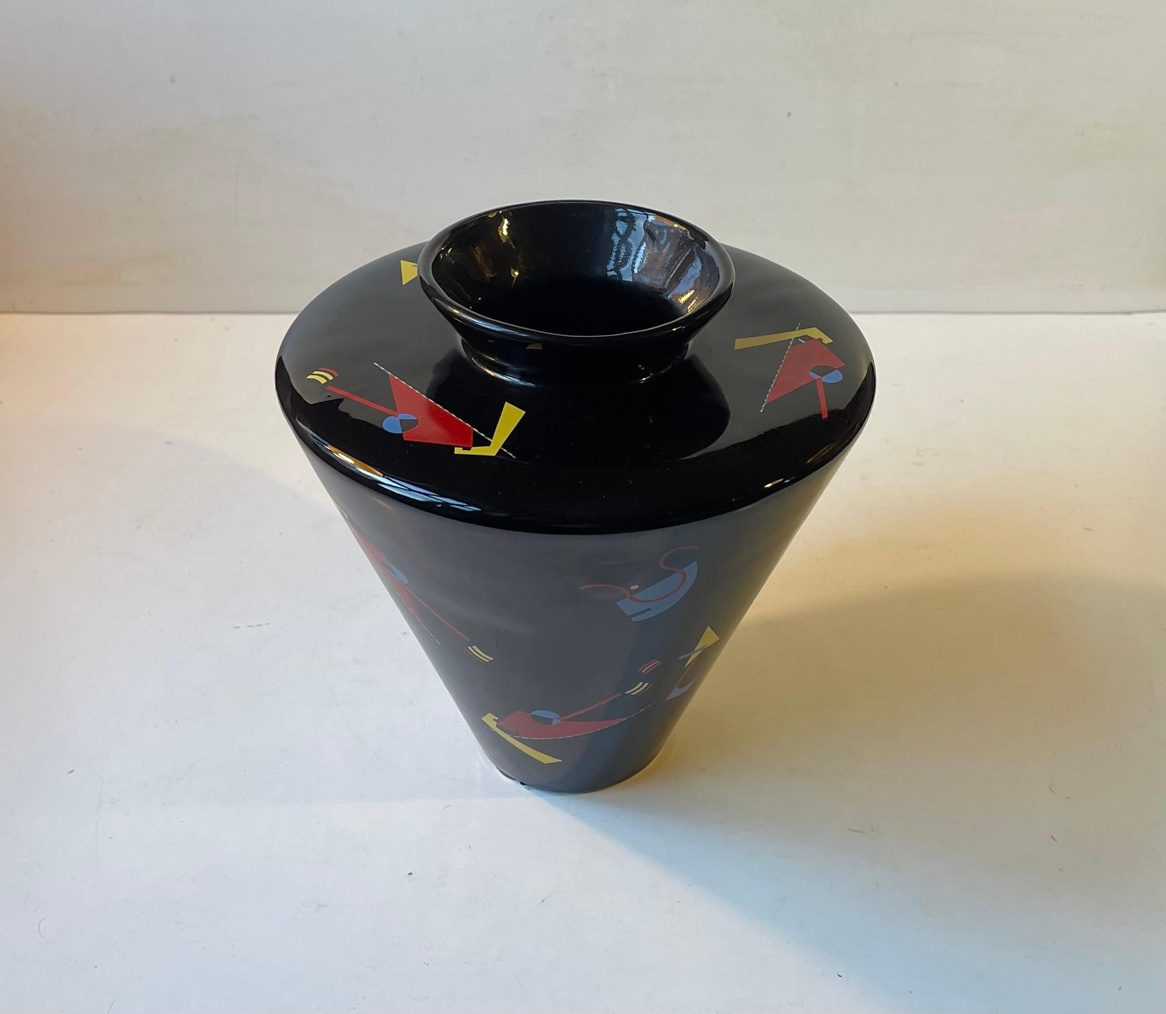 Vernissé Vase expressionniste abstrait en porcelaine noire dans le style de Wassily Kardinsky en vente