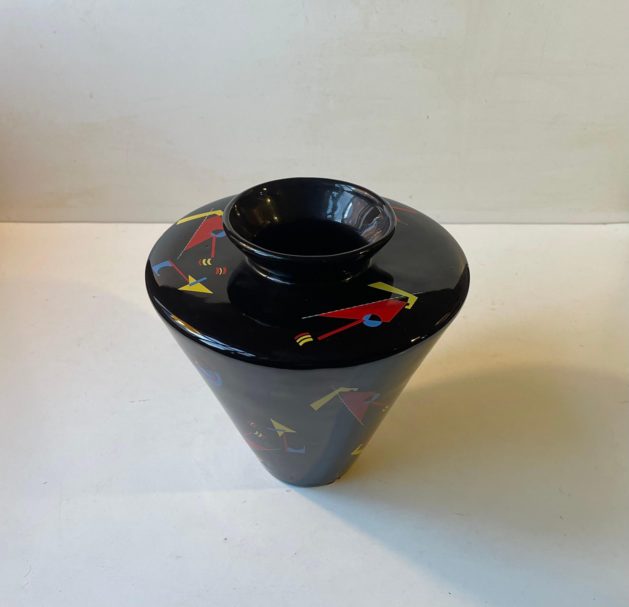 Vase expressionniste abstrait en porcelaine noire dans le style de Wassily Kardinsky Bon état - En vente à Esbjerg, DK