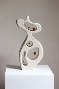 Scultura astratta femminile in ceramica con lustro d'oro, fatta a mano, "Fragments Within".