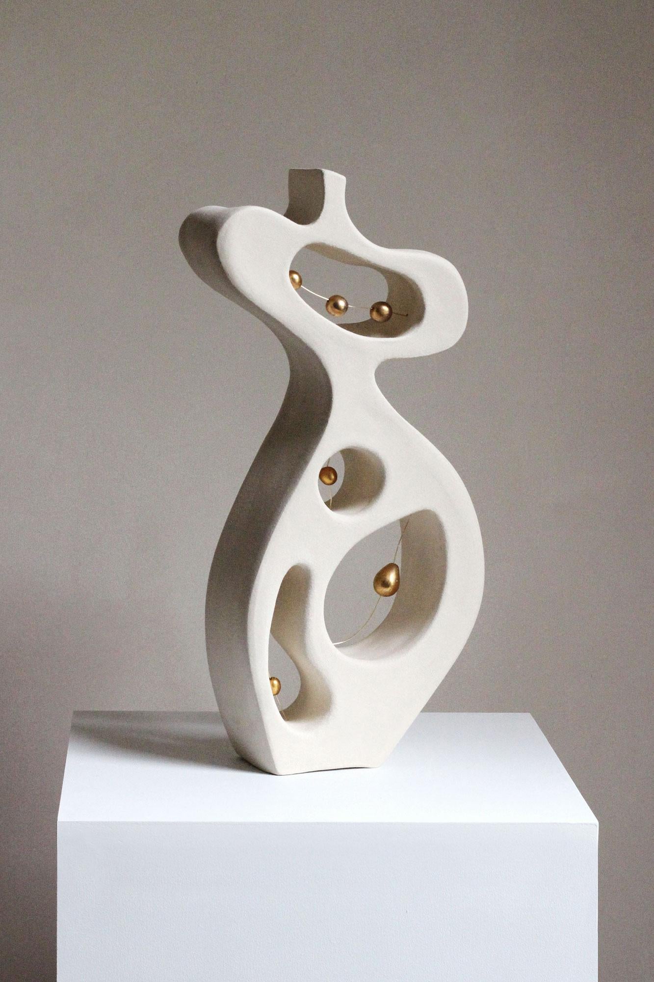 Britannique Sculpture abstraite féminine en céramique avec lustre d'or, faite à la main, 